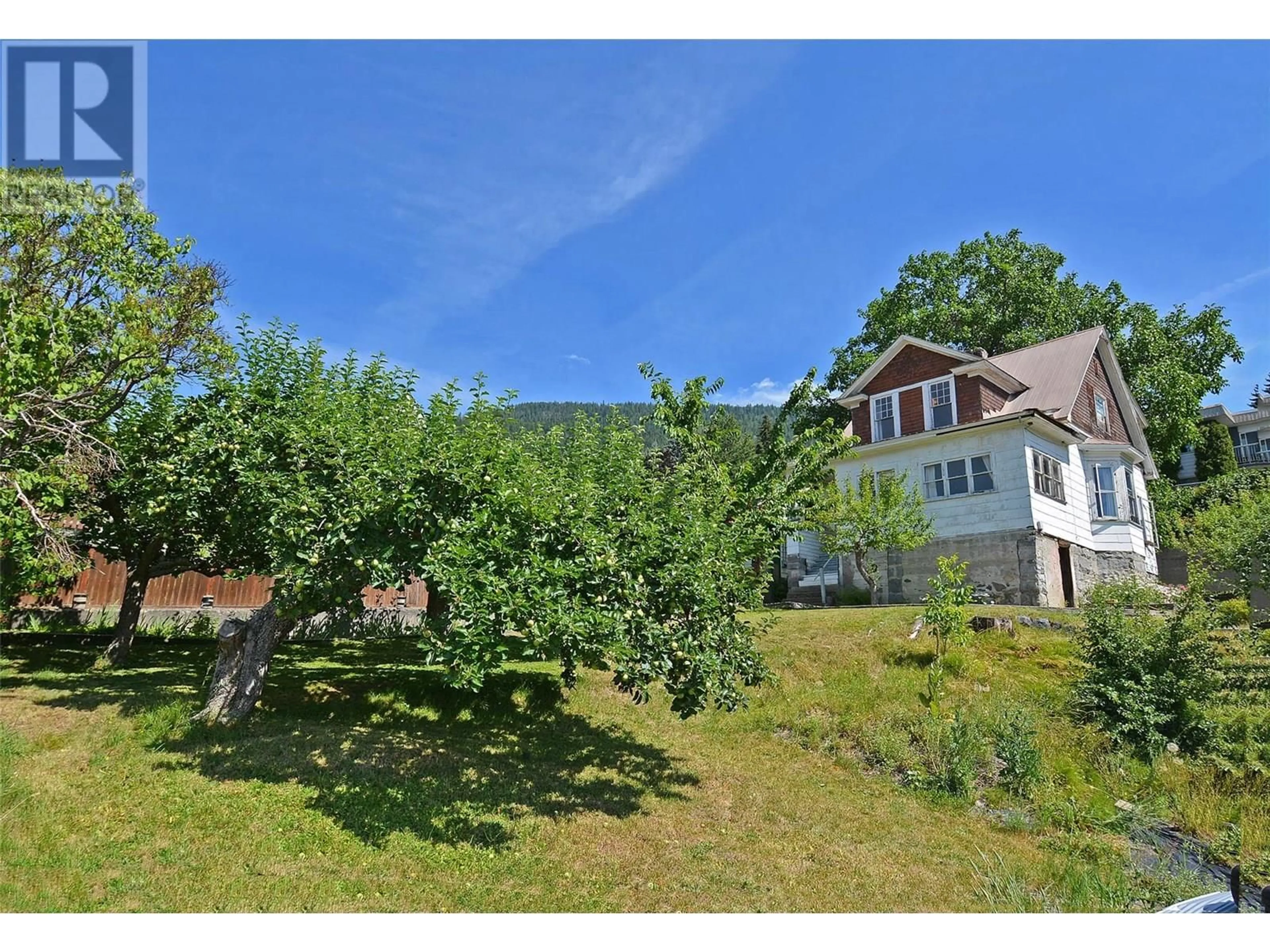 A pic from outside/outdoor area/front of a property/back of a property/a pic from drone, unknown for 618 ROBSON STREET, Nelson British Columbia V1L5A8