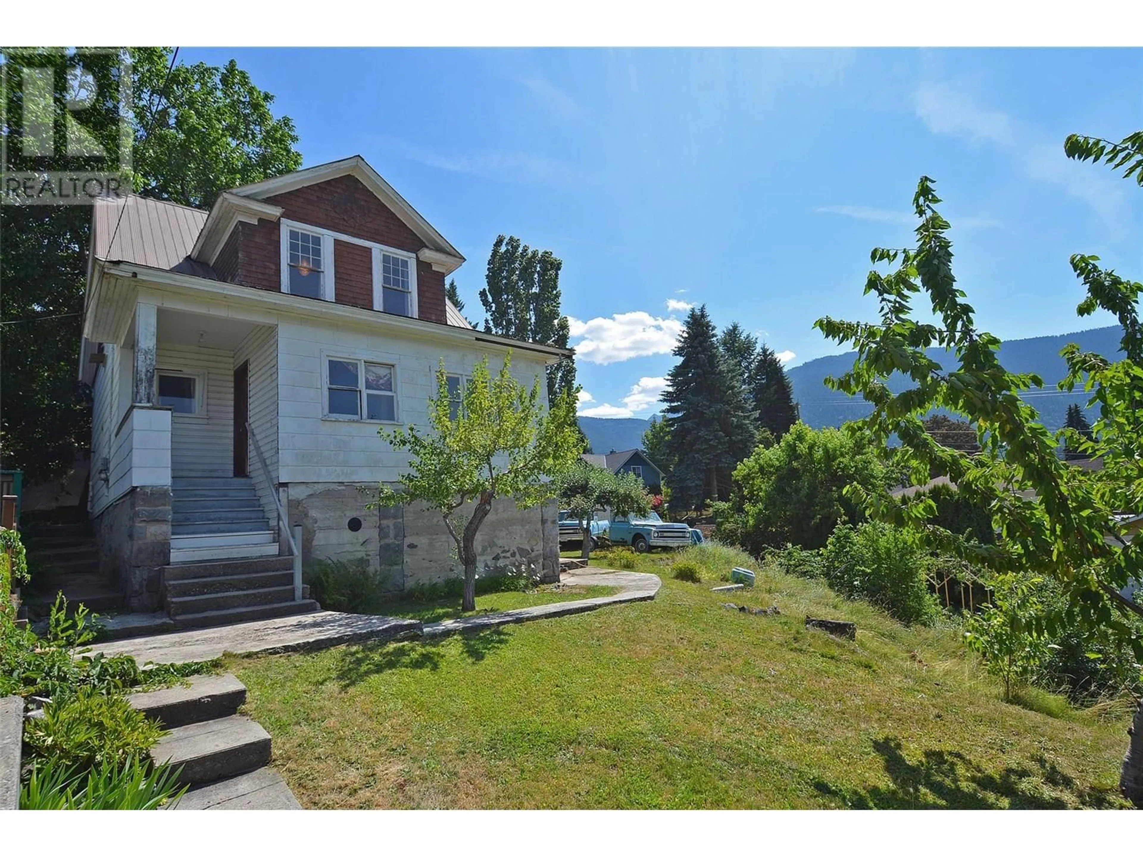 A pic from outside/outdoor area/front of a property/back of a property/a pic from drone, mountain view for 618 ROBSON STREET, Nelson British Columbia V1L5A8