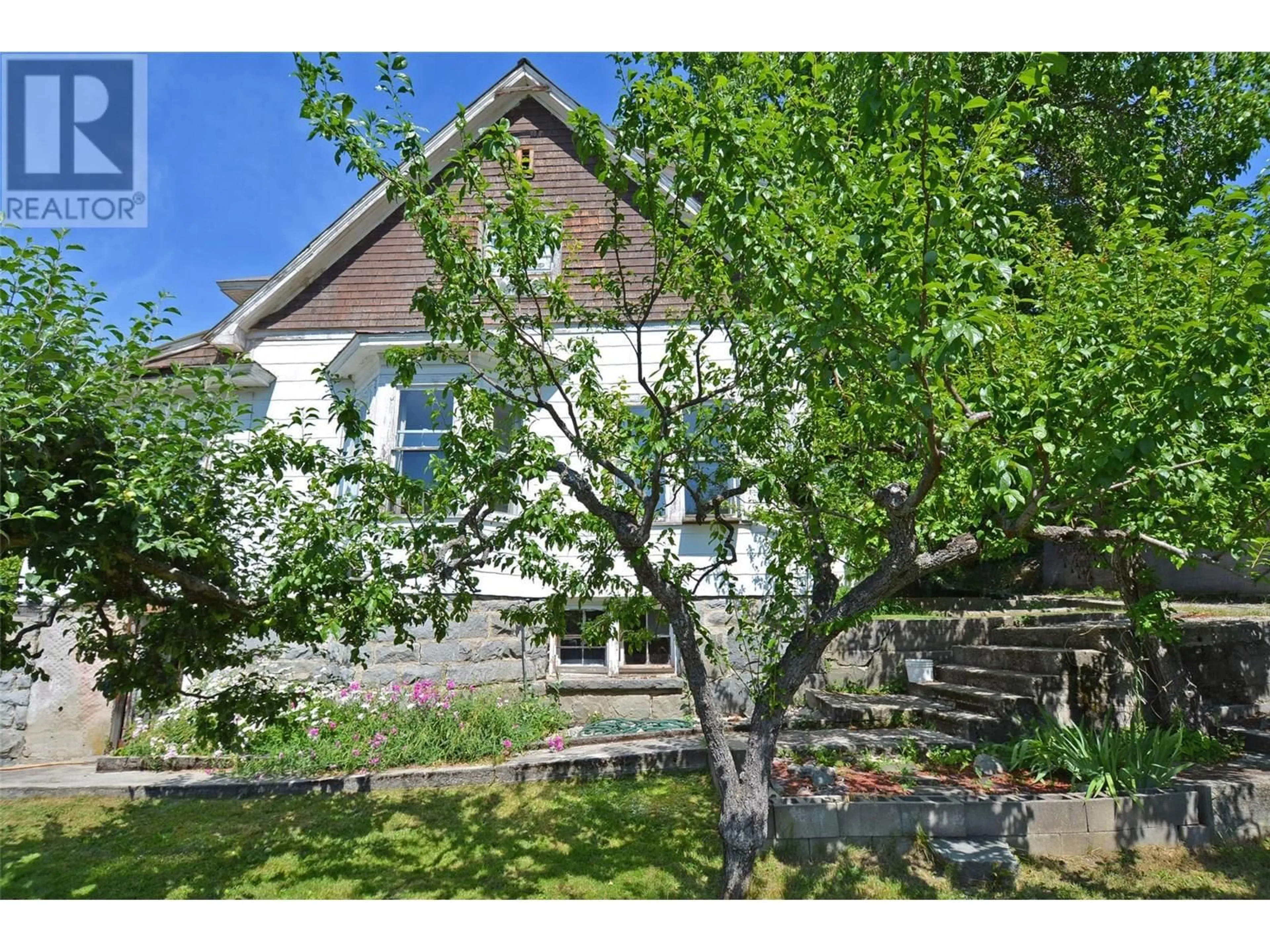 A pic from outside/outdoor area/front of a property/back of a property/a pic from drone, street for 618 ROBSON STREET, Nelson British Columbia V1L5A8