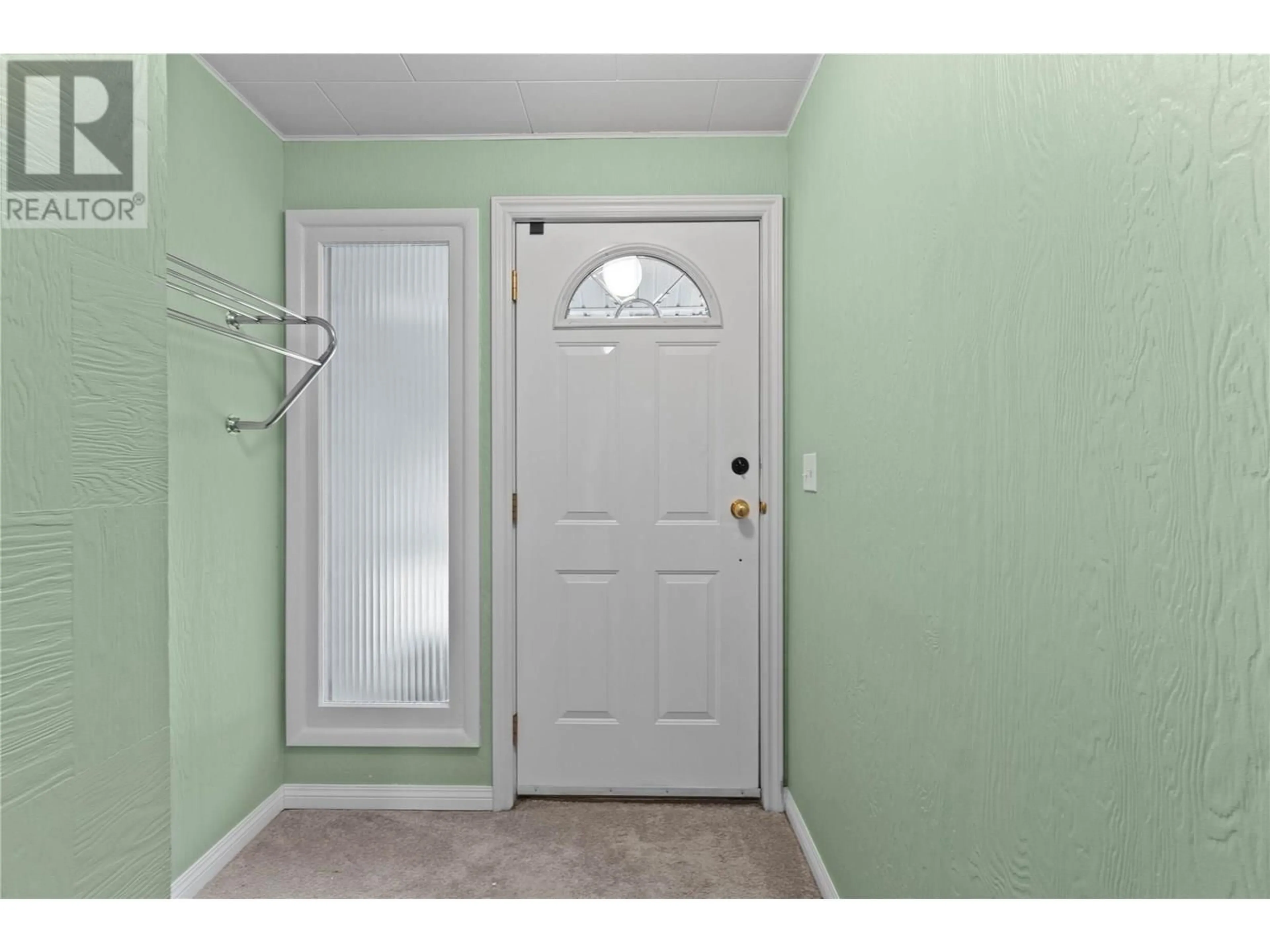 Indoor entryway for 1115 VICTORIA ROAD WEST, Revelstoke British Columbia V0E2S0