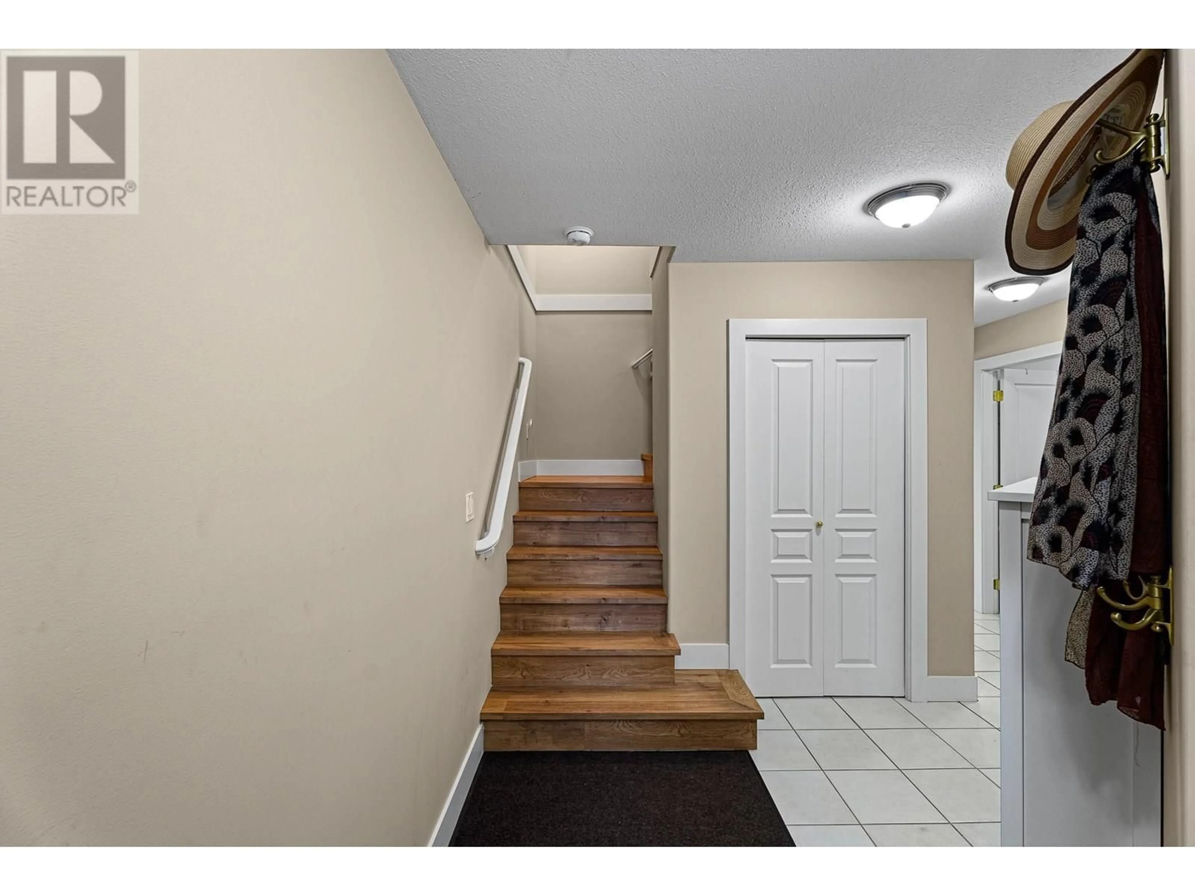 Indoor entryway for 5 - 900 LORNE STREET, Kamloops British Columbia V2C1W9