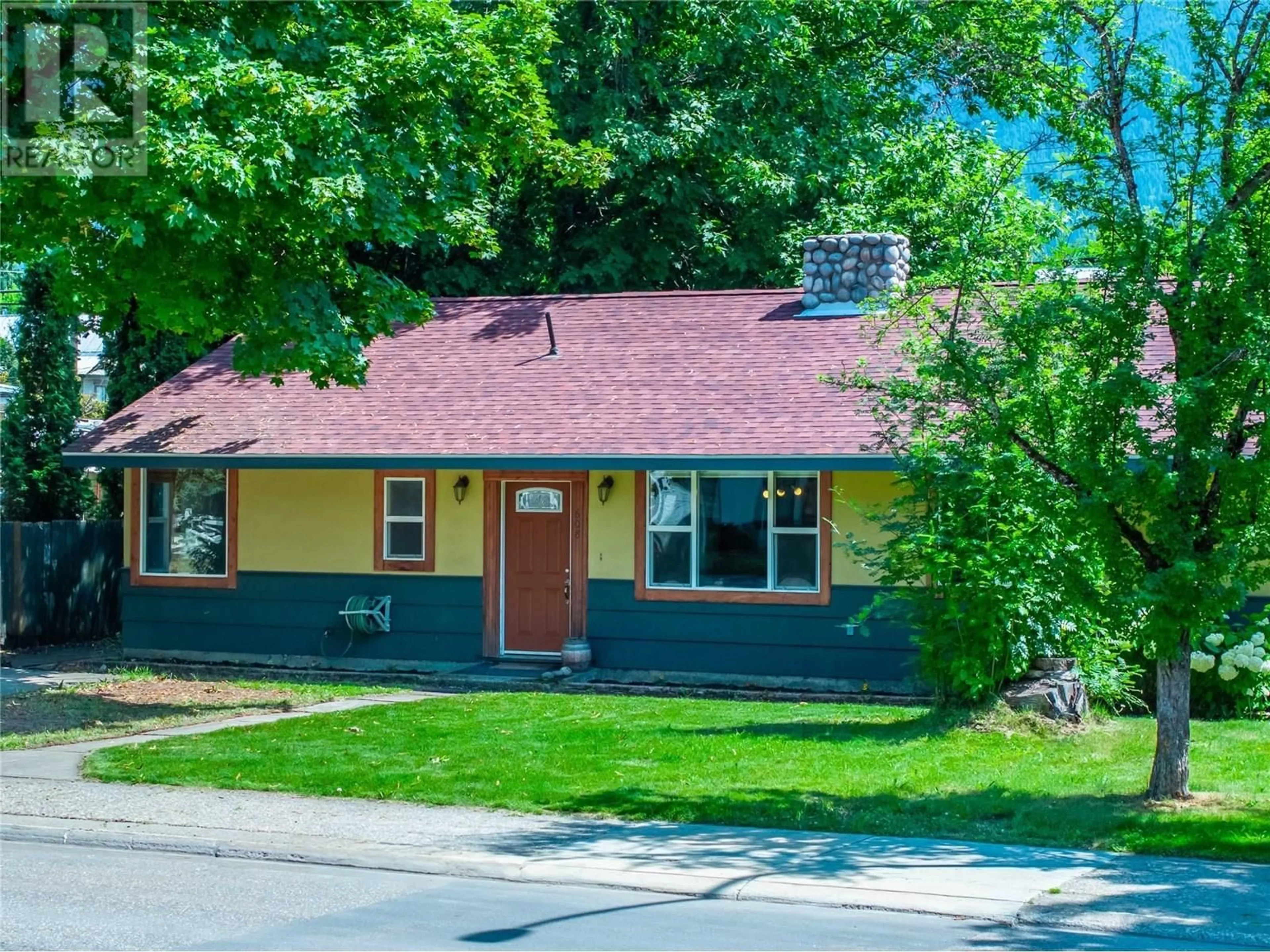 Home with vinyl exterior material, street for 608 MACKENZIE AVENUE, Revelstoke British Columbia V0E2S0