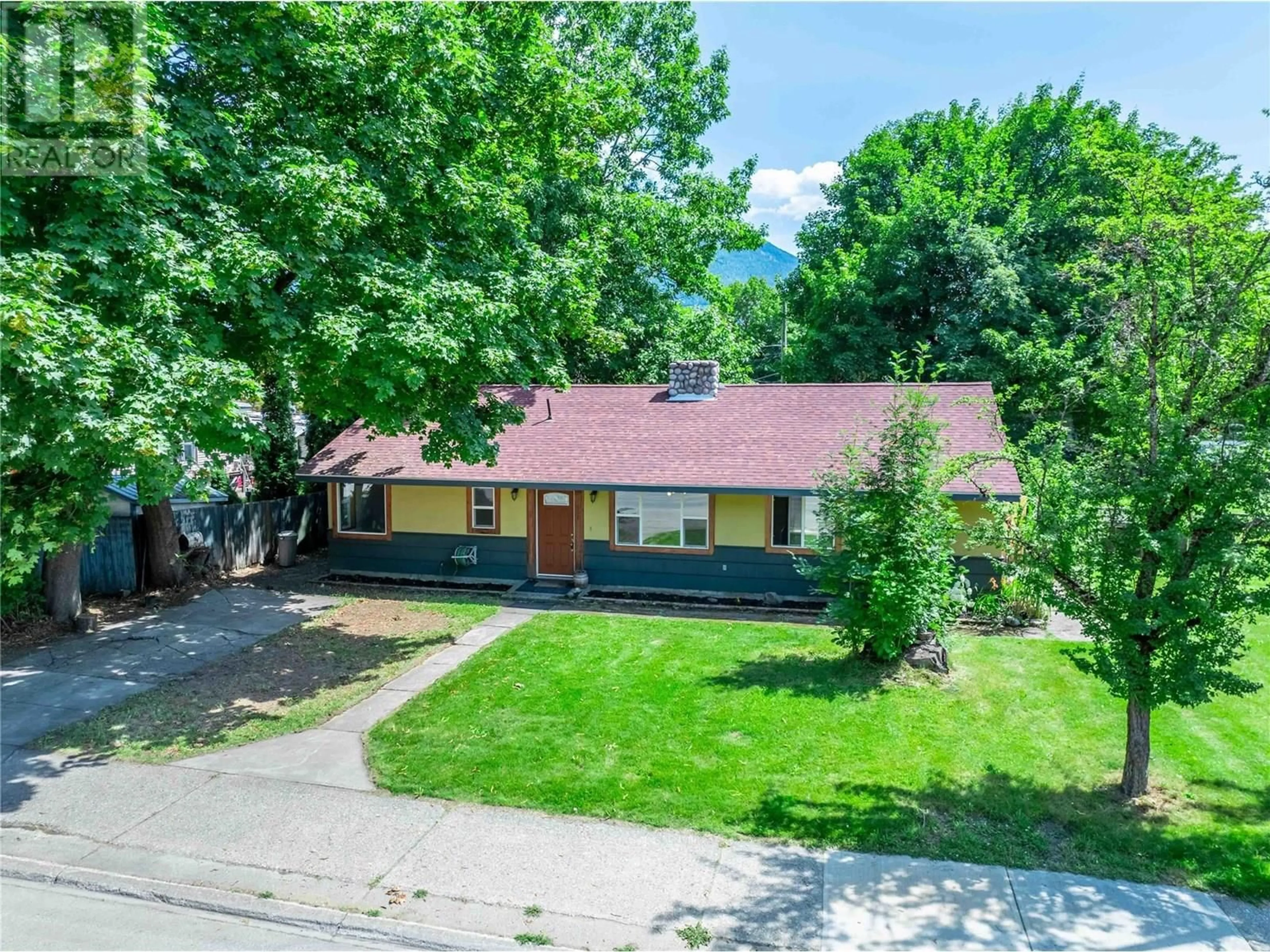 A pic from outside/outdoor area/front of a property/back of a property/a pic from drone, street for 608 MACKENZIE AVENUE, Revelstoke British Columbia V0E2S0