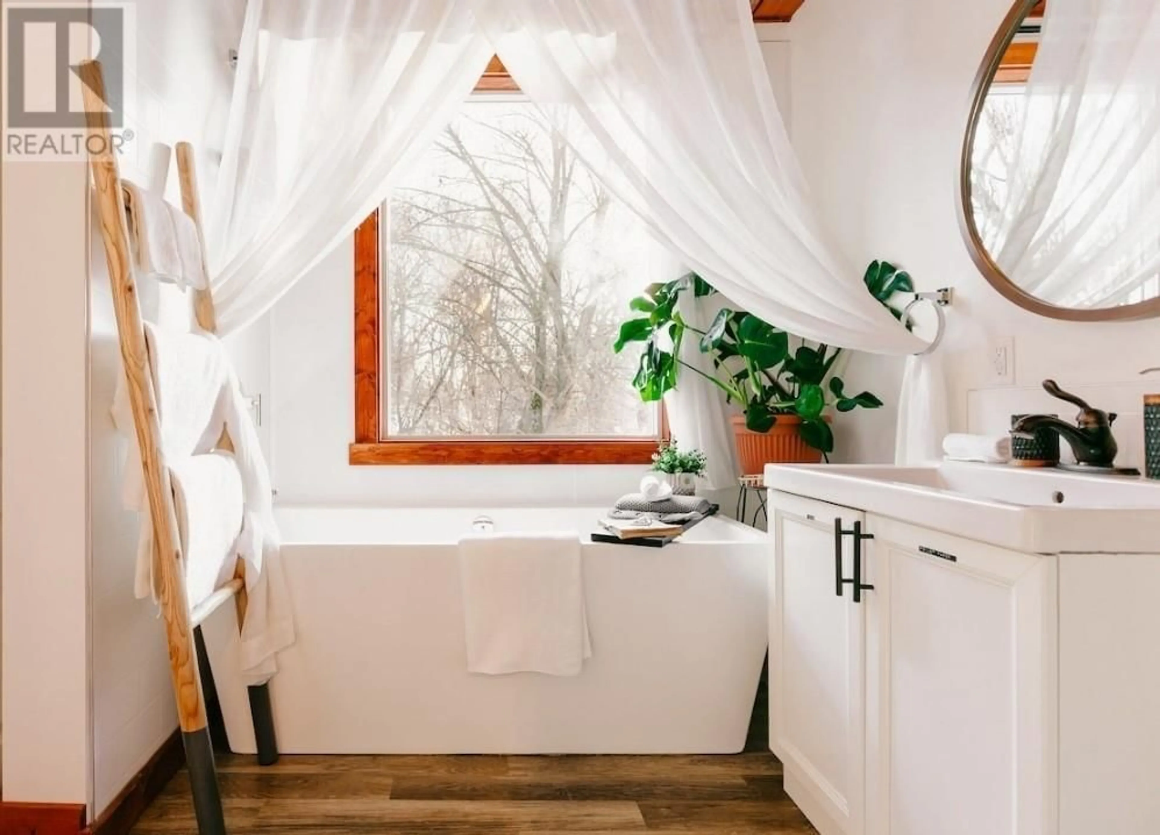 Contemporary bathroom, unknown for 2000 POTTERY ROAD, Vernon British Columbia V1T8M1