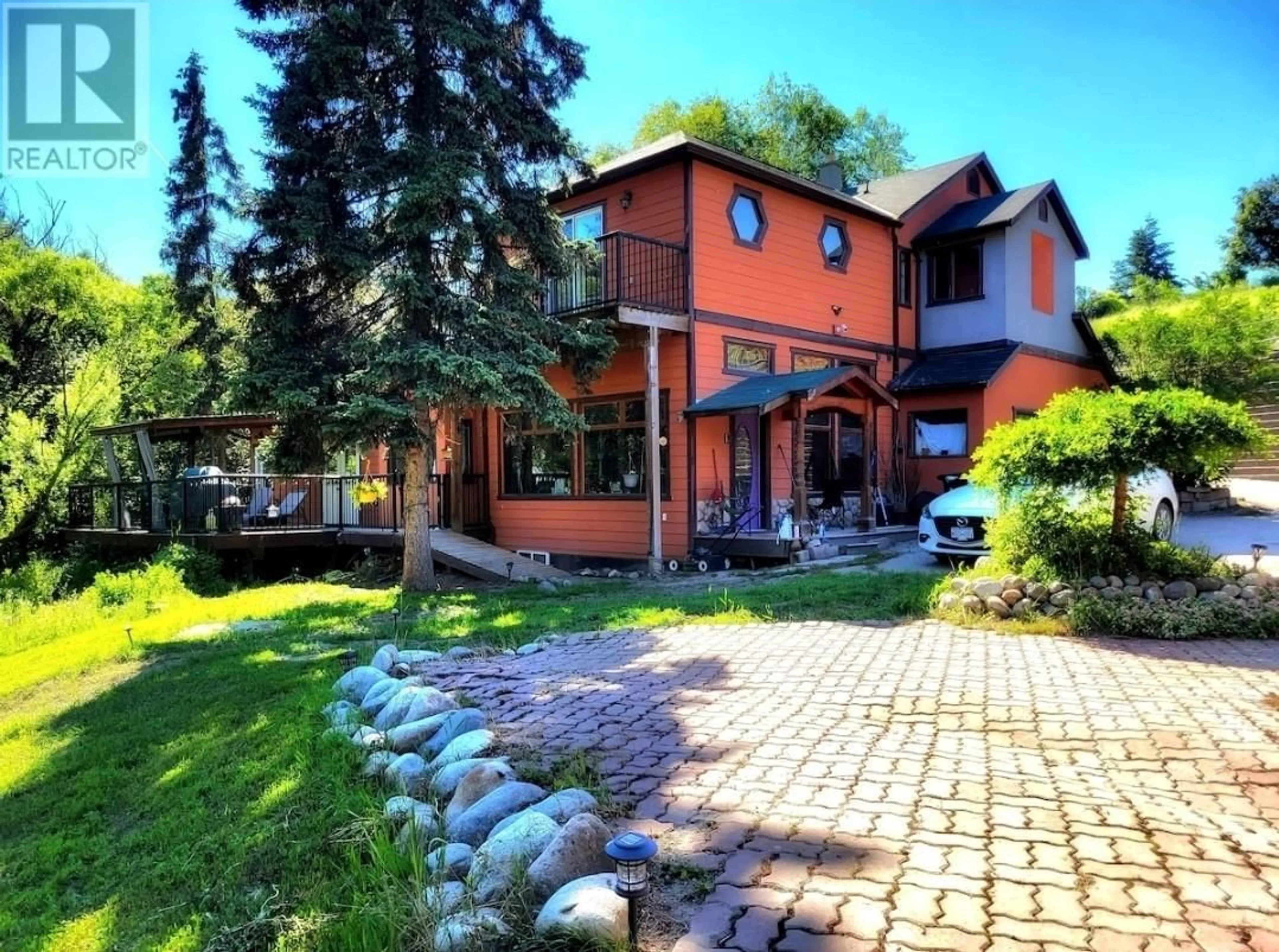 Patio, street for 2000 POTTERY ROAD, Vernon British Columbia V1T8M1