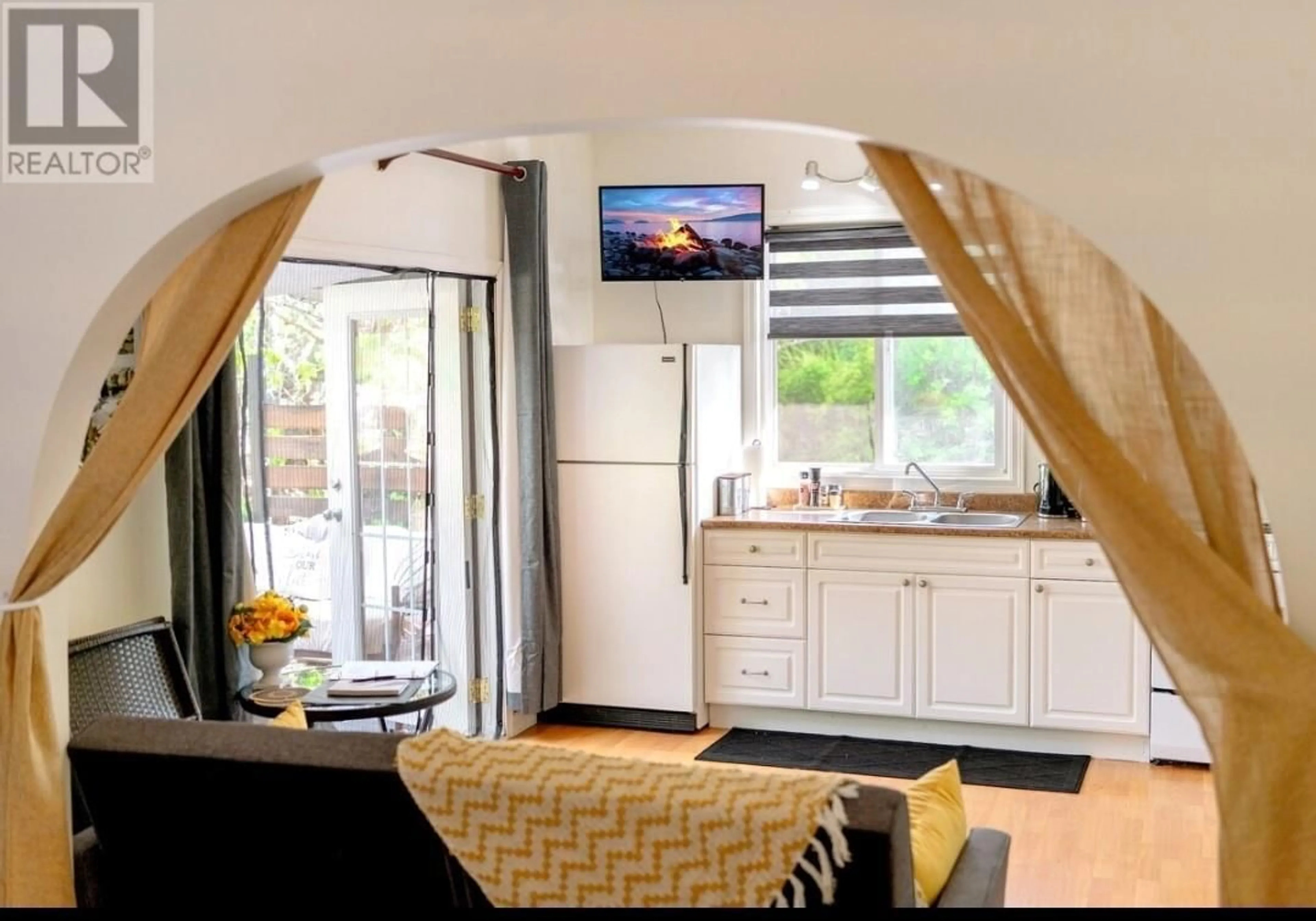 Open concept kitchen, unknown for 2000 POTTERY ROAD, Vernon British Columbia V1T8M1