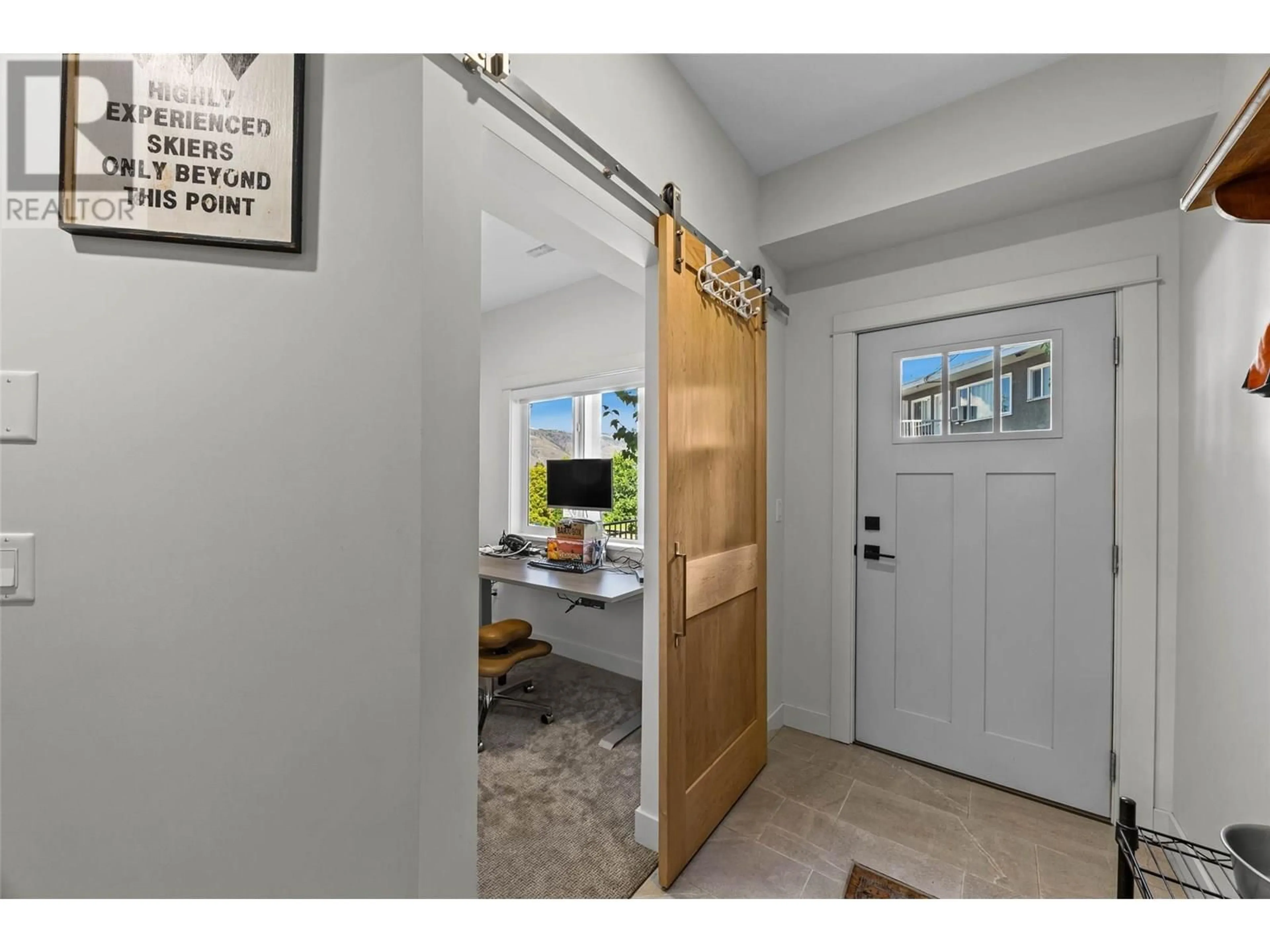 Indoor entryway for 115 - 1393 9TH AVENUE, Kamloops British Columbia V2C3X6