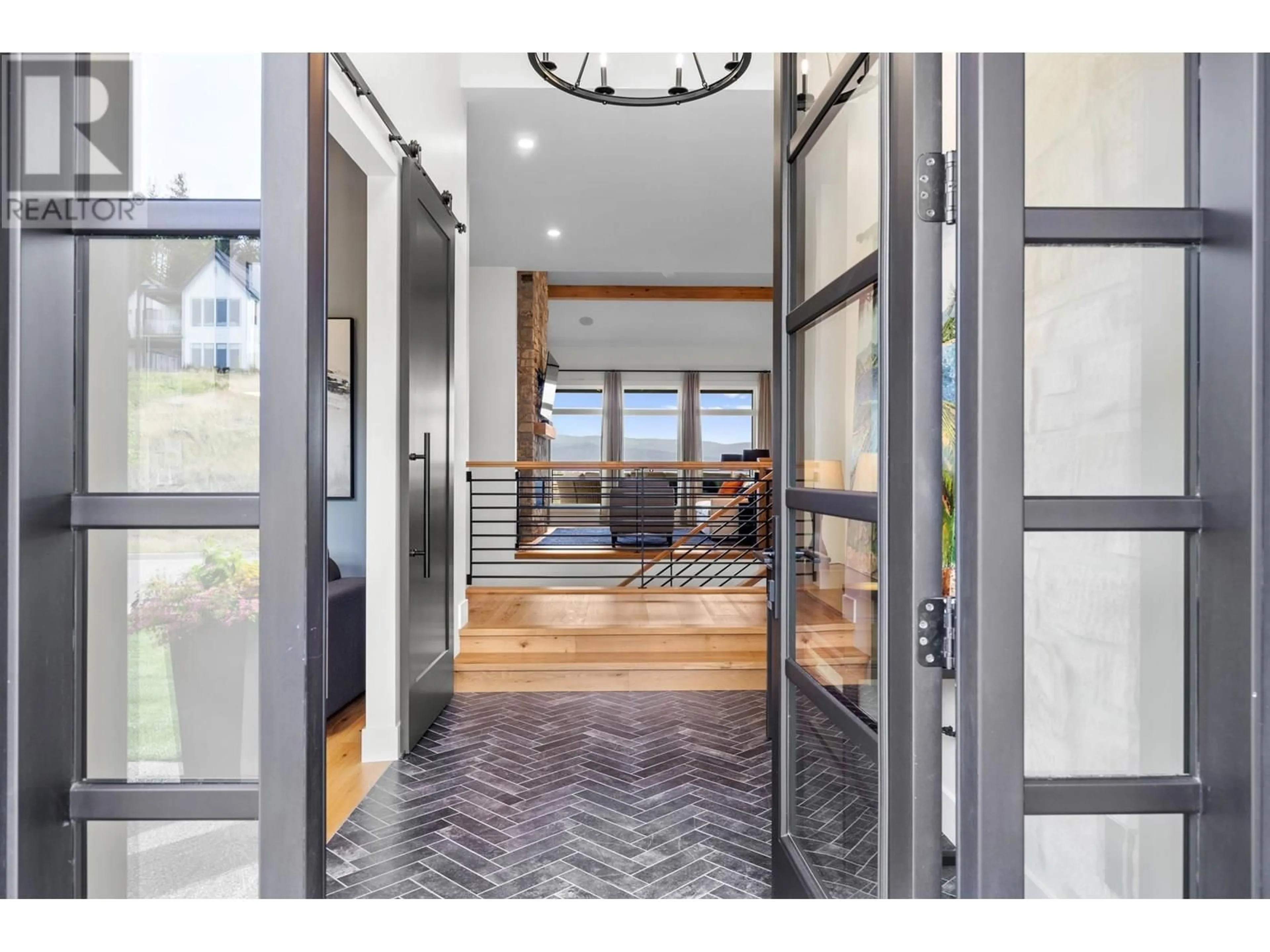 Indoor entryway for 234 DIAMOND WAY, Vernon British Columbia V1H0A2