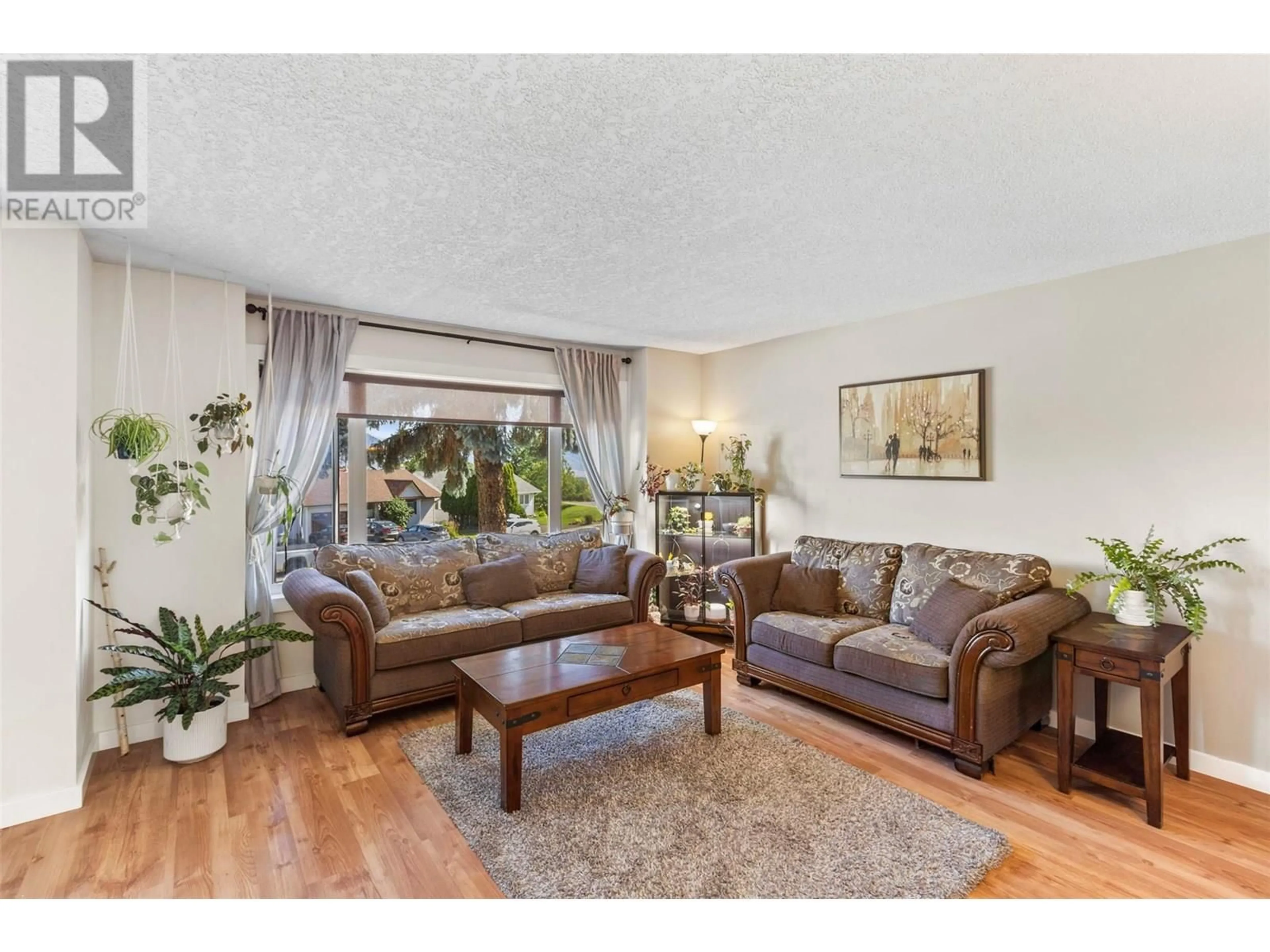 Living room with furniture, wood/laminate floor for 1281 HARRISON PLACE, Kamloops British Columbia V1S1M2