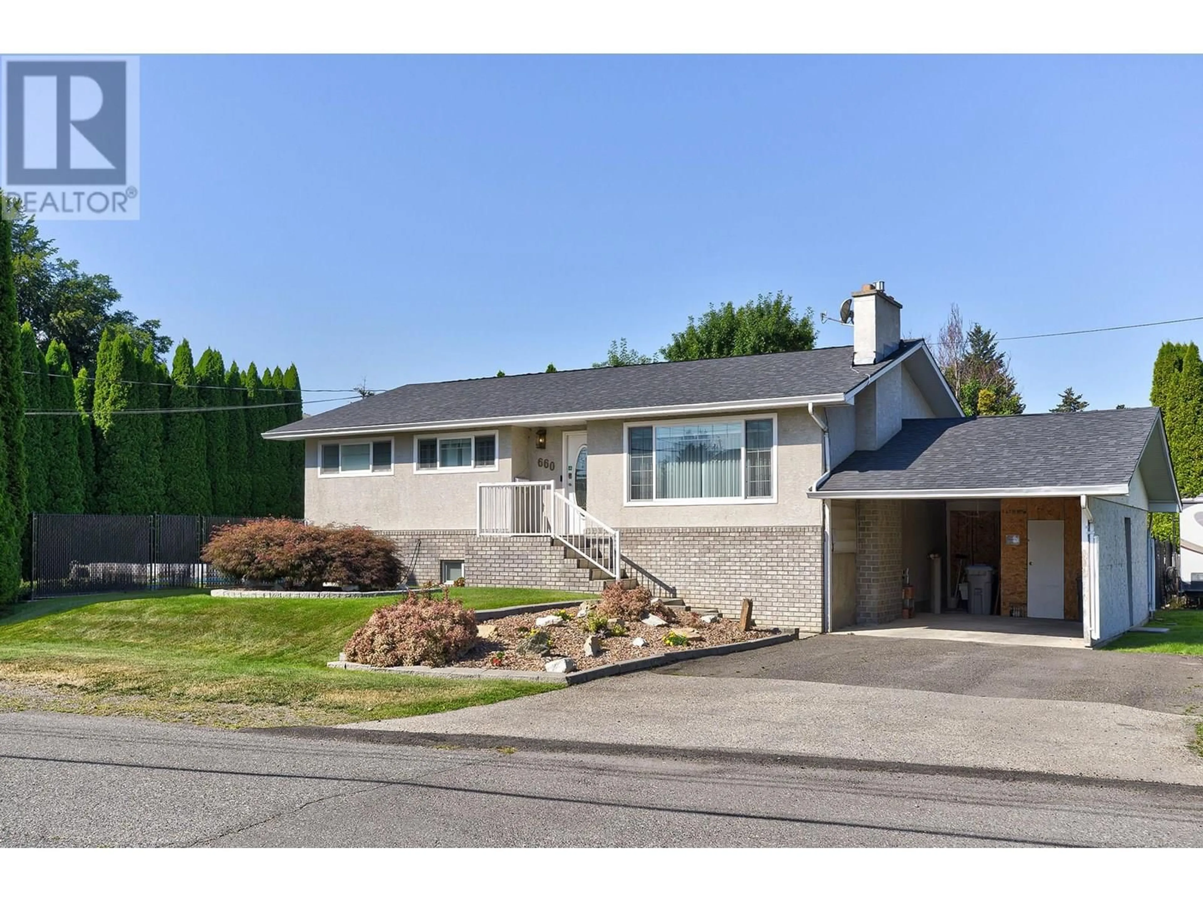 Home with vinyl exterior material, street for 660 VALDES DRIVE, Kamloops British Columbia V2B5J2