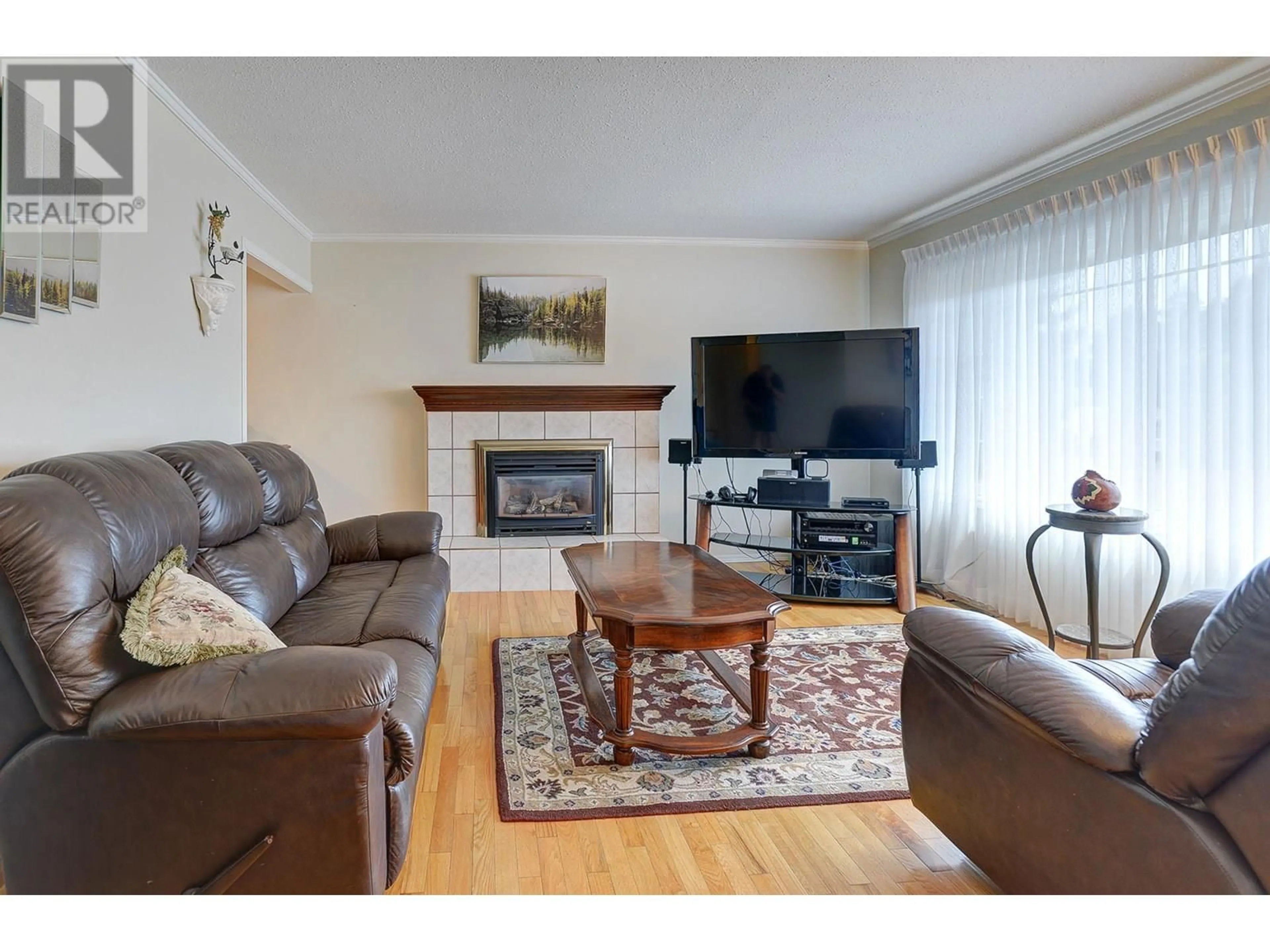 Living room with furniture, wood/laminate floor for 660 VALDES DRIVE, Kamloops British Columbia V2B5J2