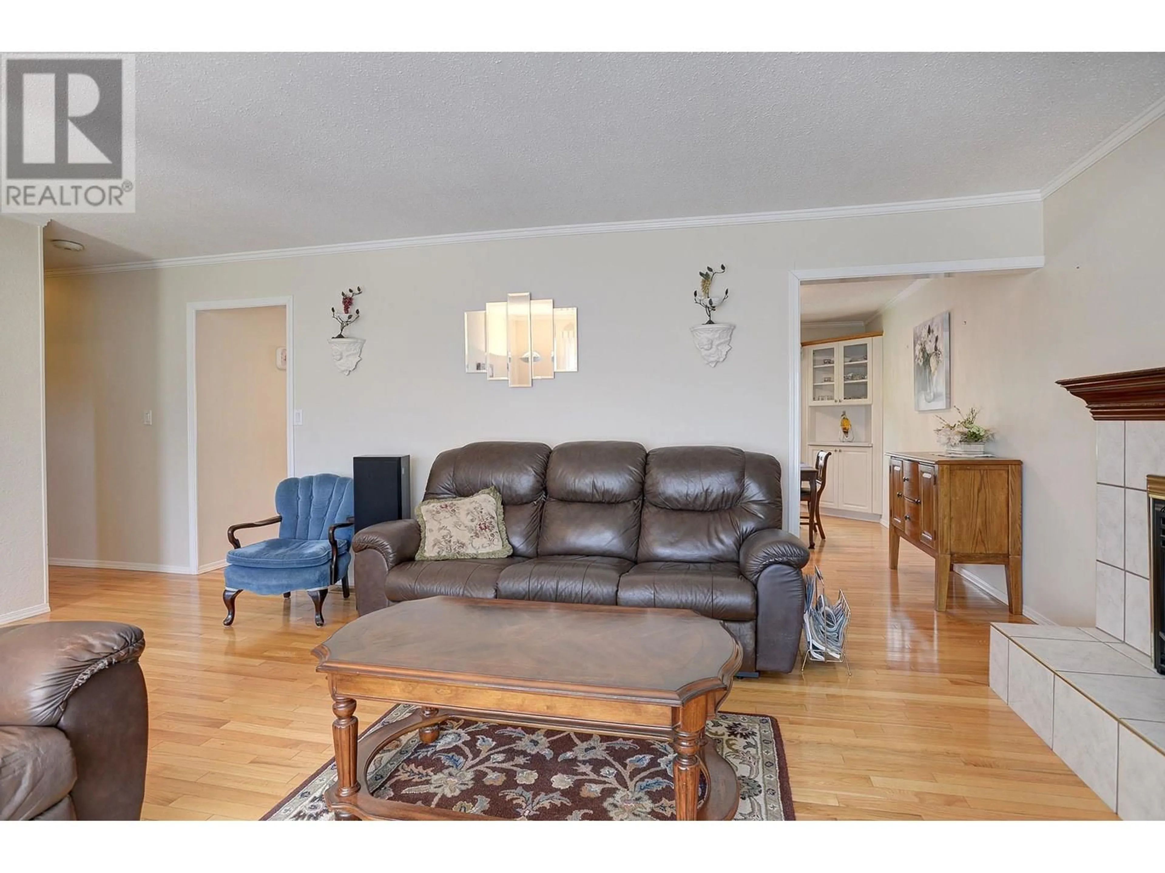 Living room with furniture, wood/laminate floor for 660 VALDES DRIVE, Kamloops British Columbia V2B5J2