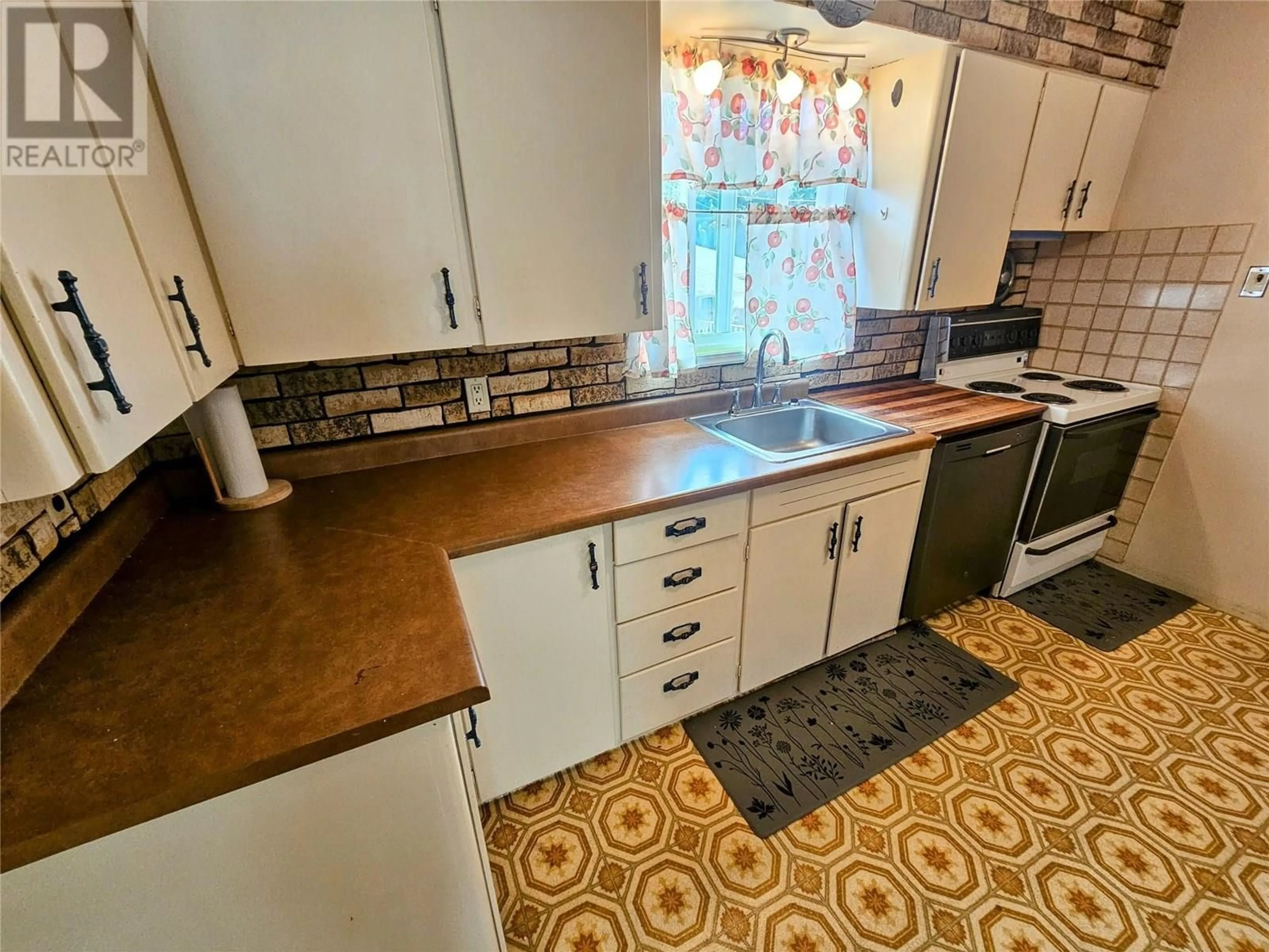 Standard kitchen, ceramic/tile floor for 3480 ASTER DRIVE, Trail British Columbia V1R2X3