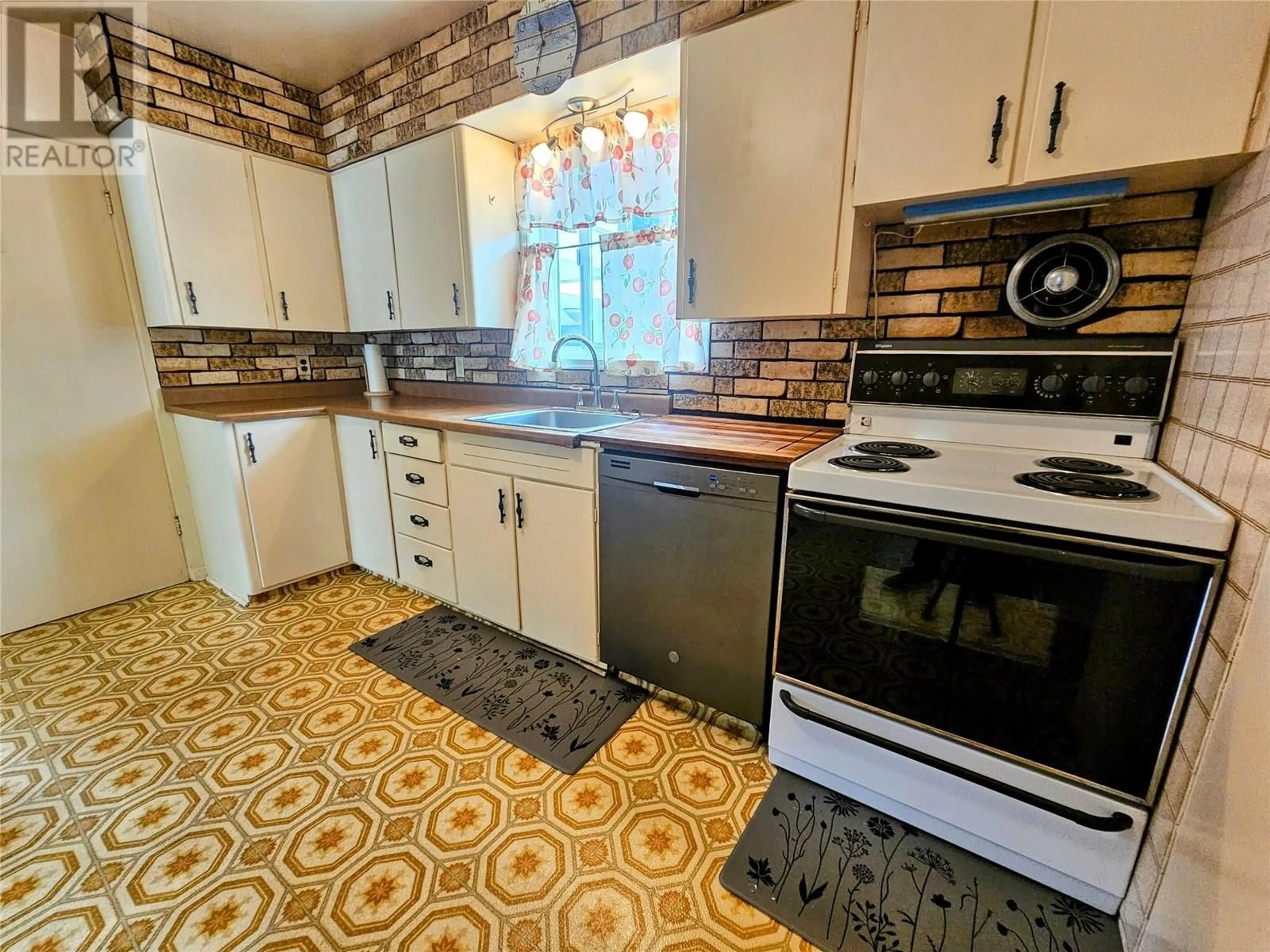 Standard kitchen, ceramic/tile floor for 3480 ASTER DRIVE, Trail British Columbia V1R2X3