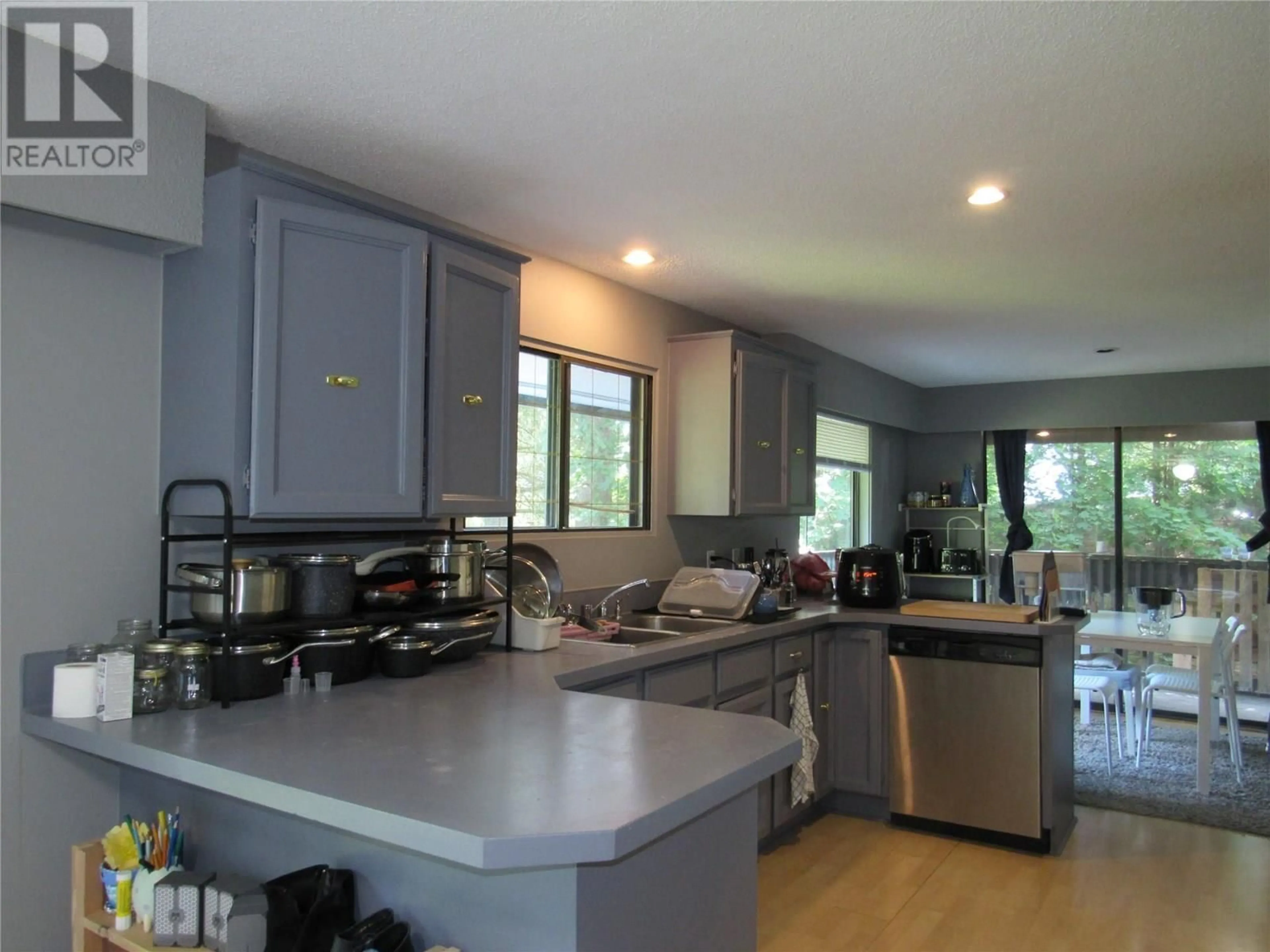 Open concept kitchen, unknown for 2188 CRESTVIEW CRESCENT, Castlegar British Columbia V1N3B3