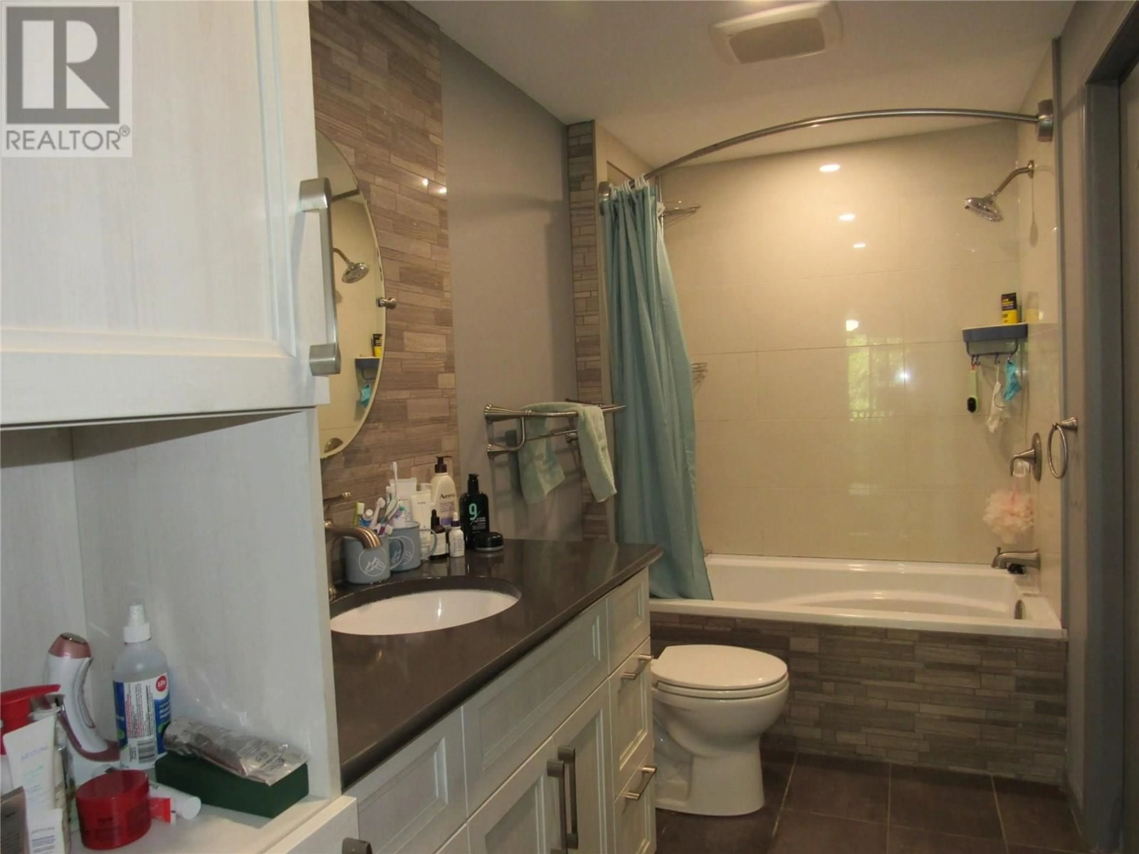 Standard bathroom, ceramic/tile floor for 2188 CRESTVIEW CRESCENT, Castlegar British Columbia V1N3B3