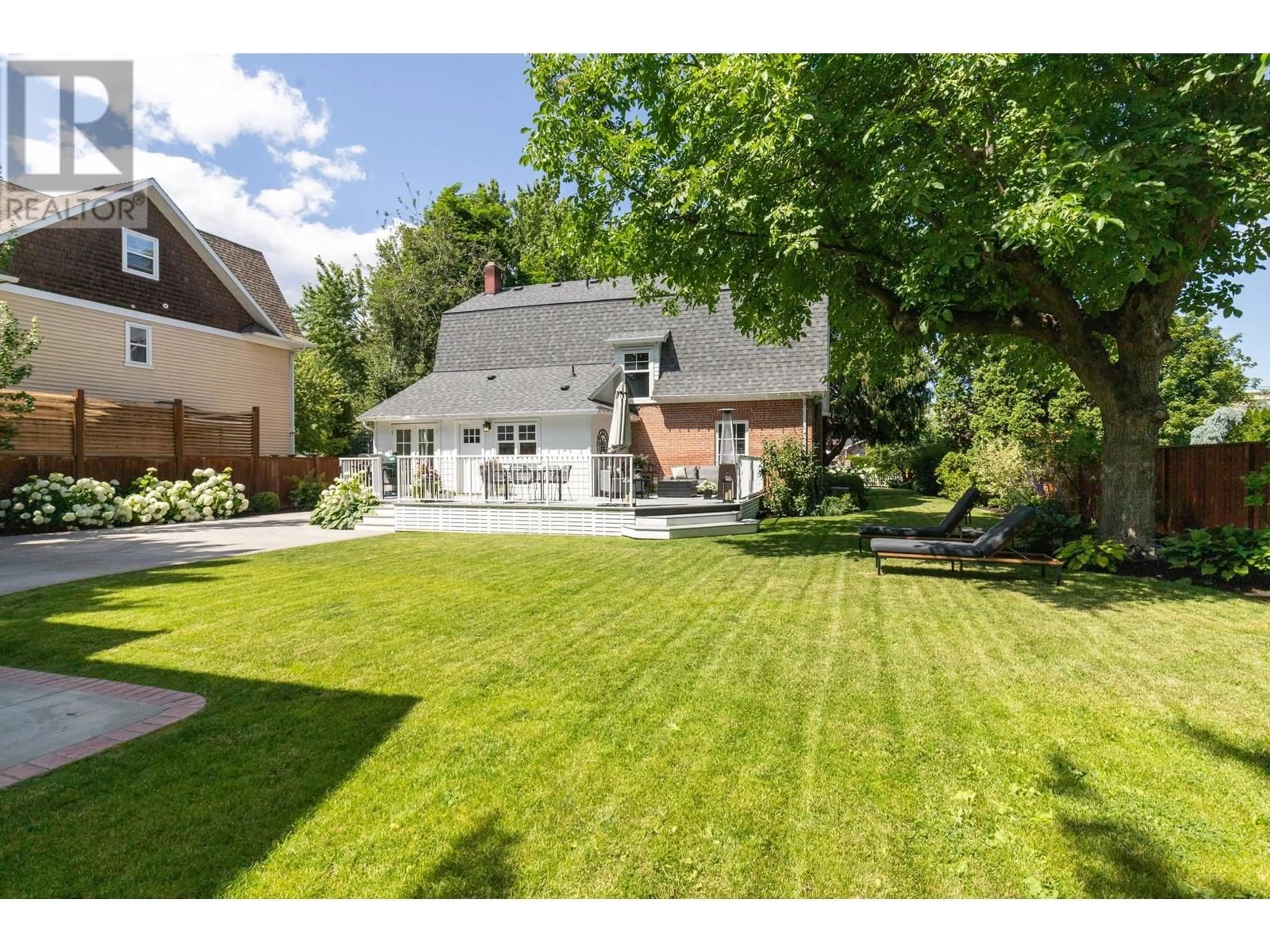A pic from outside/outdoor area/front of a property/back of a property/a pic from drone, street for 1001 LAWRENCE AVENUE, Kelowna British Columbia V1Y6M3