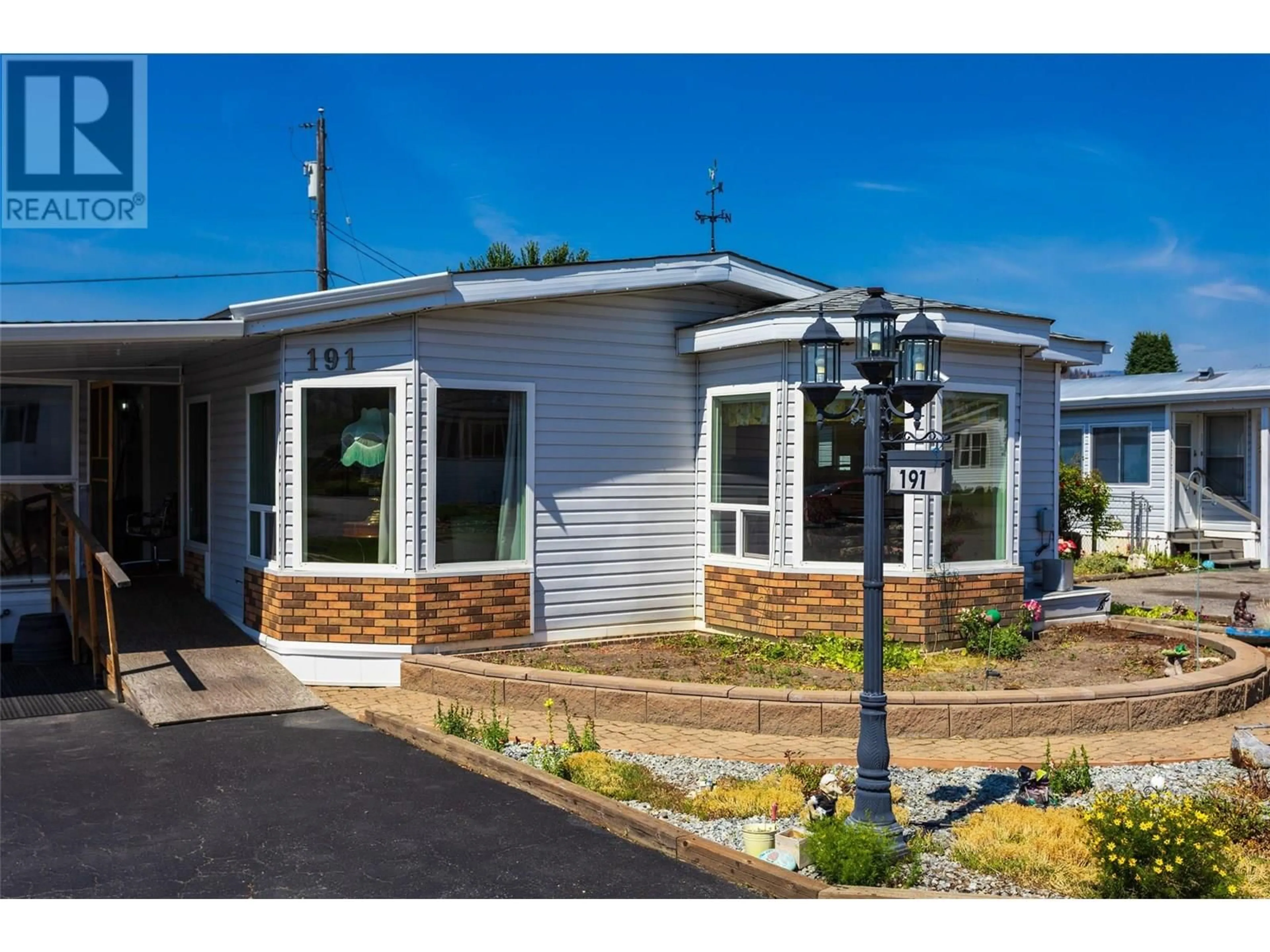 Home with vinyl exterior material, street for 191 - 720 COMMONWEALTH ROAD, Kelowna British Columbia V4V1S1
