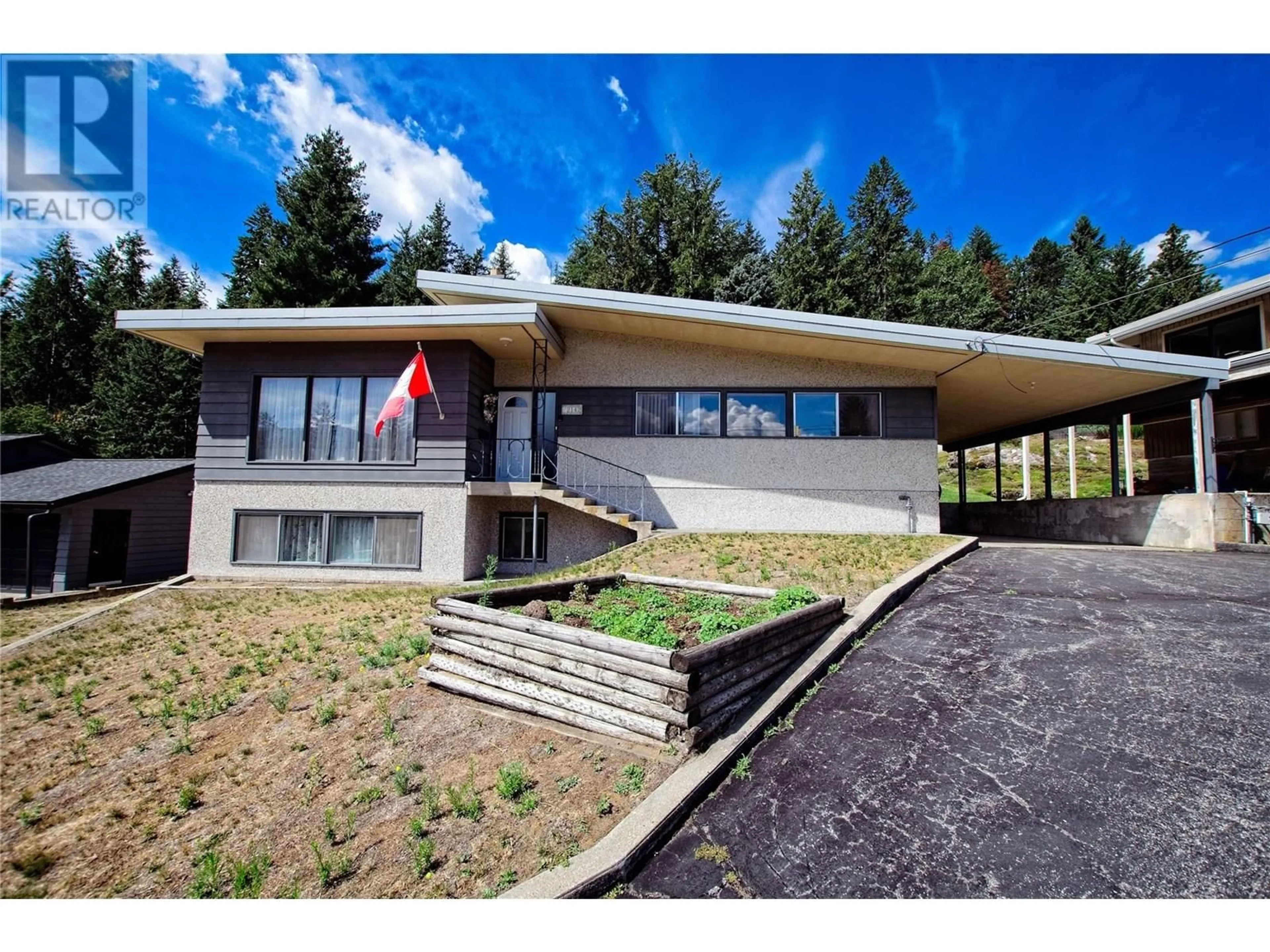 Home with vinyl exterior material, unknown for 2142 CRESTVIEW CRESCENT, Castlegar British Columbia V1N3B3