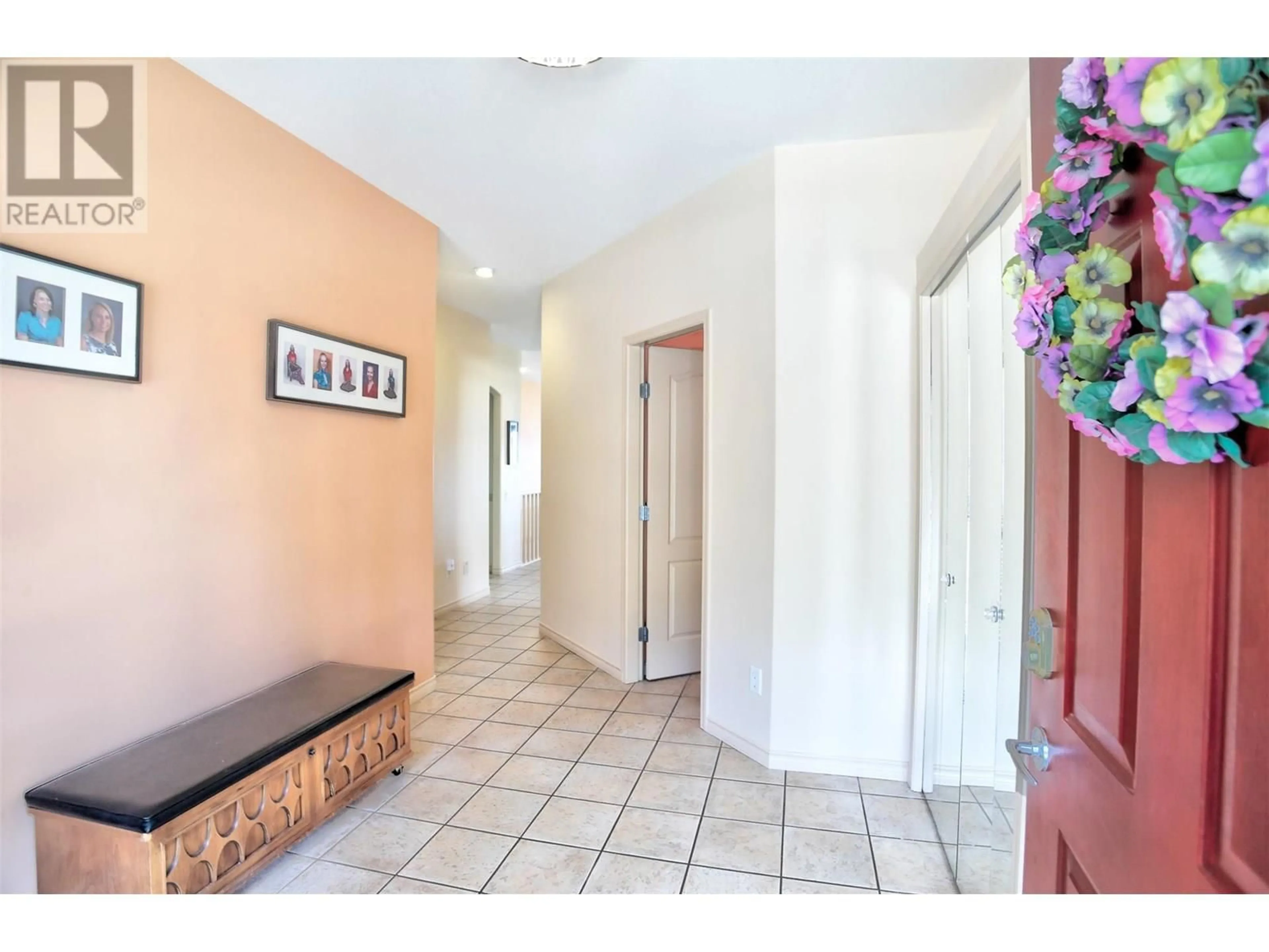 Indoor entryway for 5038 SOUTH RIDGE DRIVE, Kelowna British Columbia V1W4W5