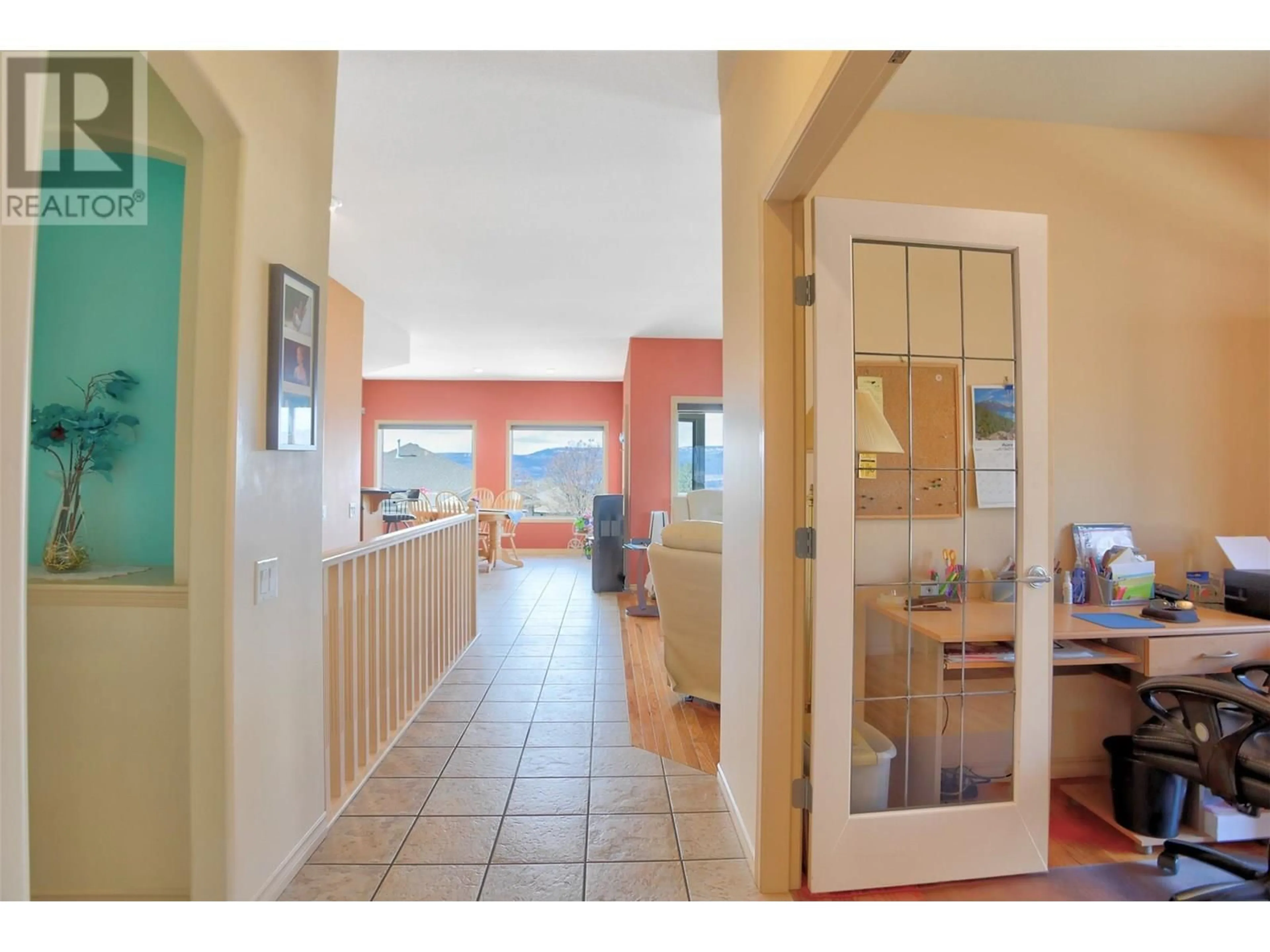 Indoor foyer for 5038 SOUTH RIDGE DRIVE, Kelowna British Columbia V1W4W5