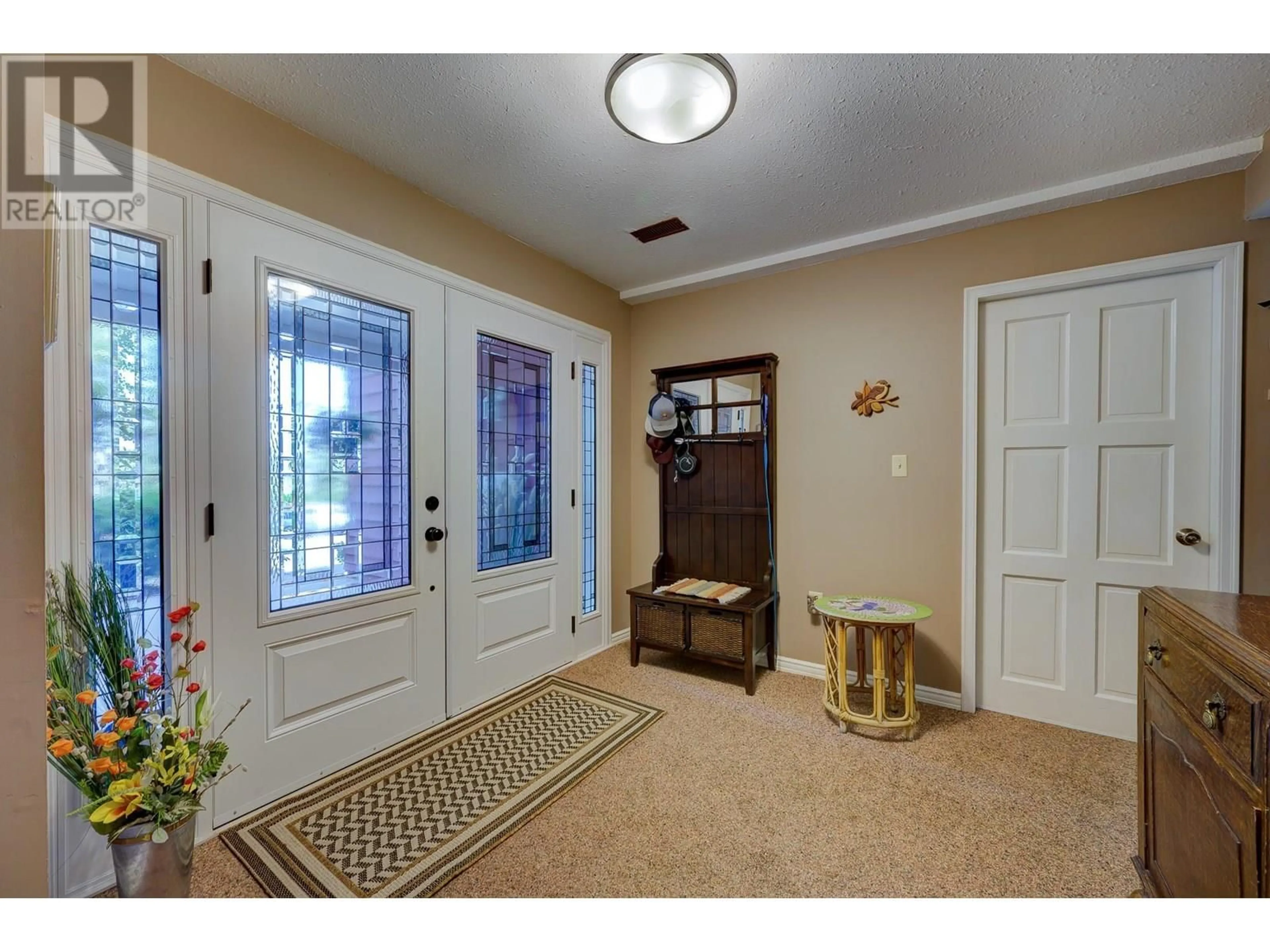 Indoor entryway for 2073 HOLYROOD PLACE, Kamloops British Columbia V1S1E7