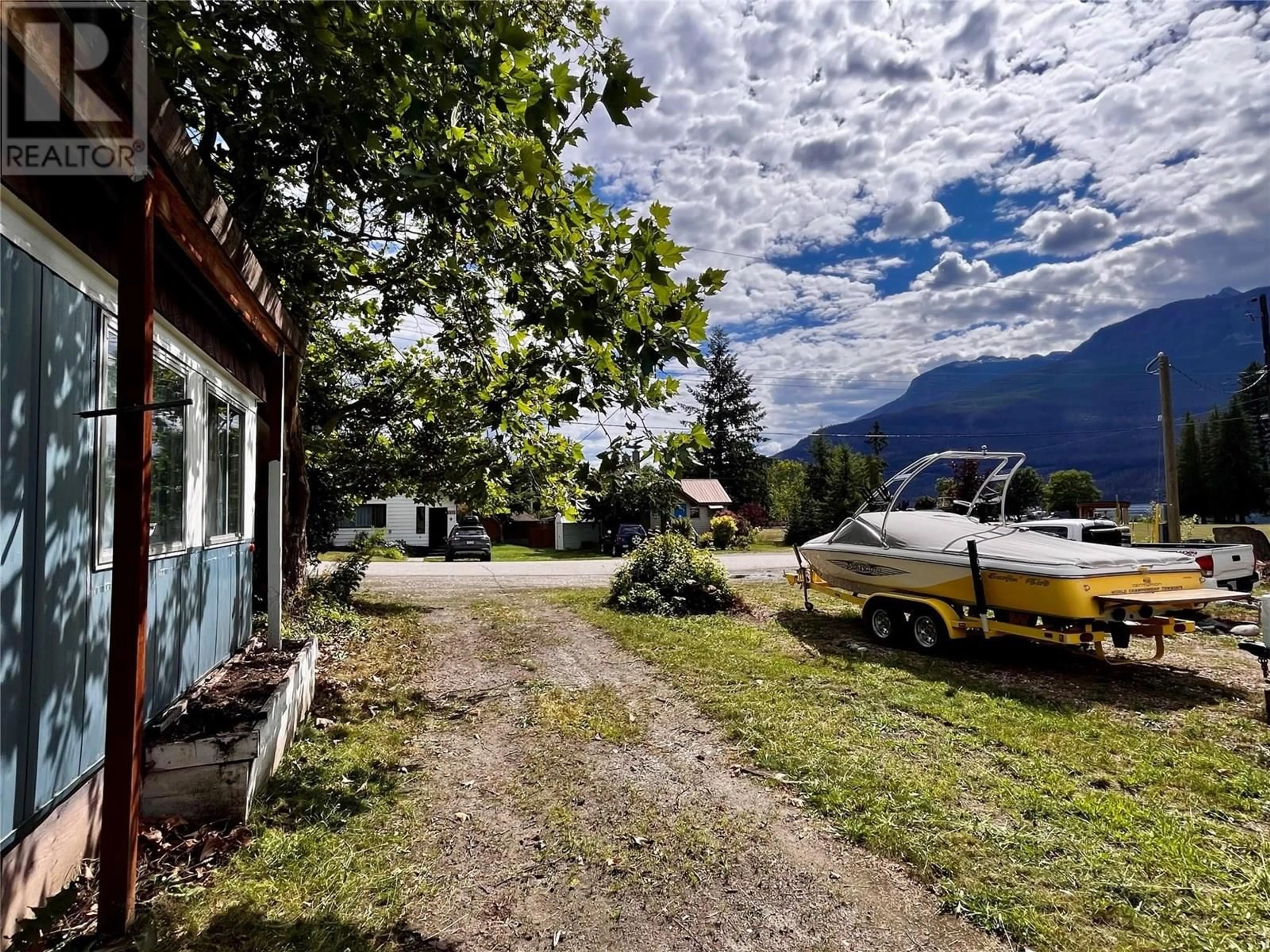 A pic from outside/outdoor area/front of a property/back of a property/a pic from drone, mountain view for 222 2ND AVENUE, New Denver British Columbia V0G1S0