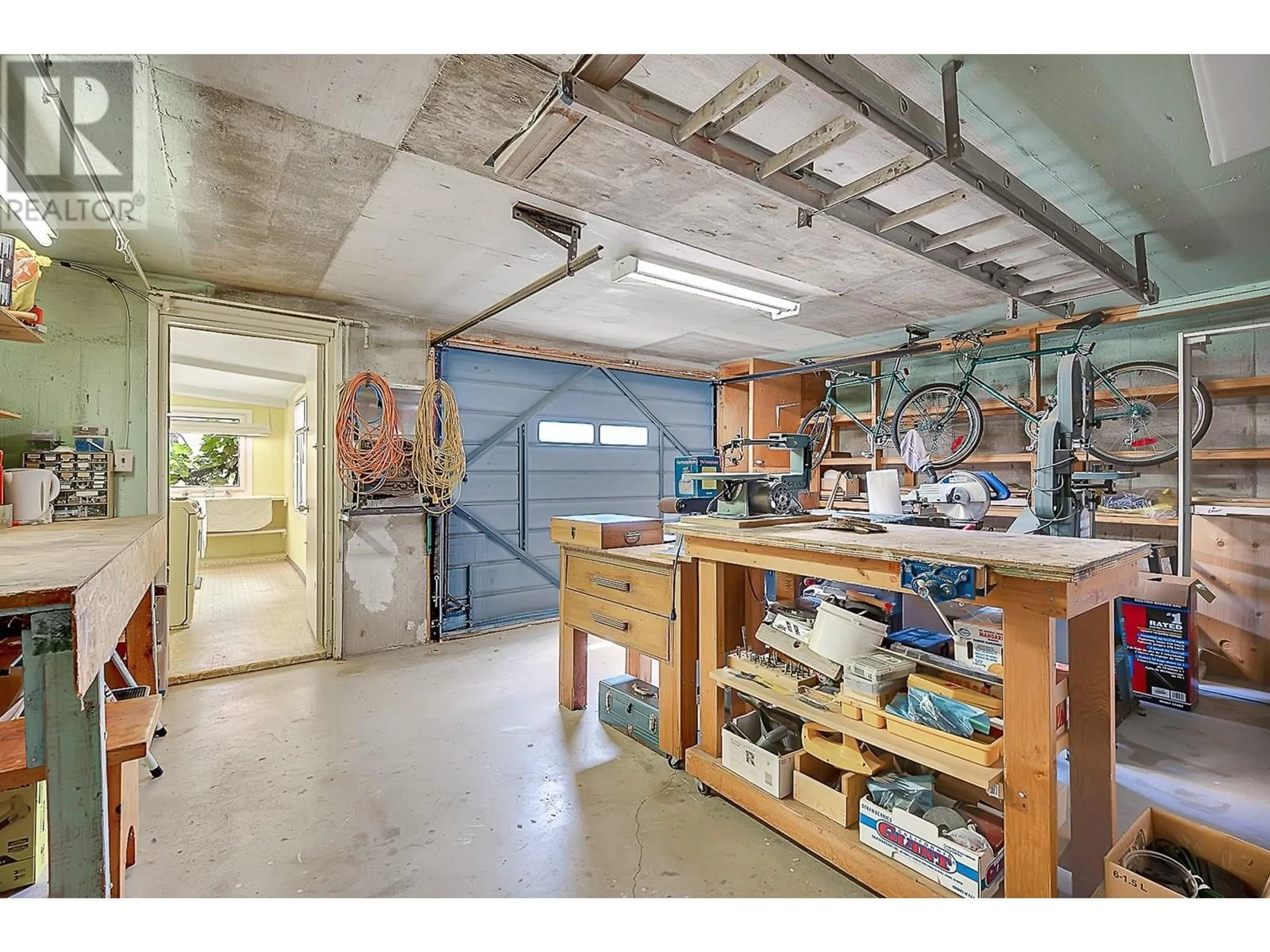 Indoor garage for 853 FRANWILL ROAD, West Kelowna British Columbia V1Z1P7