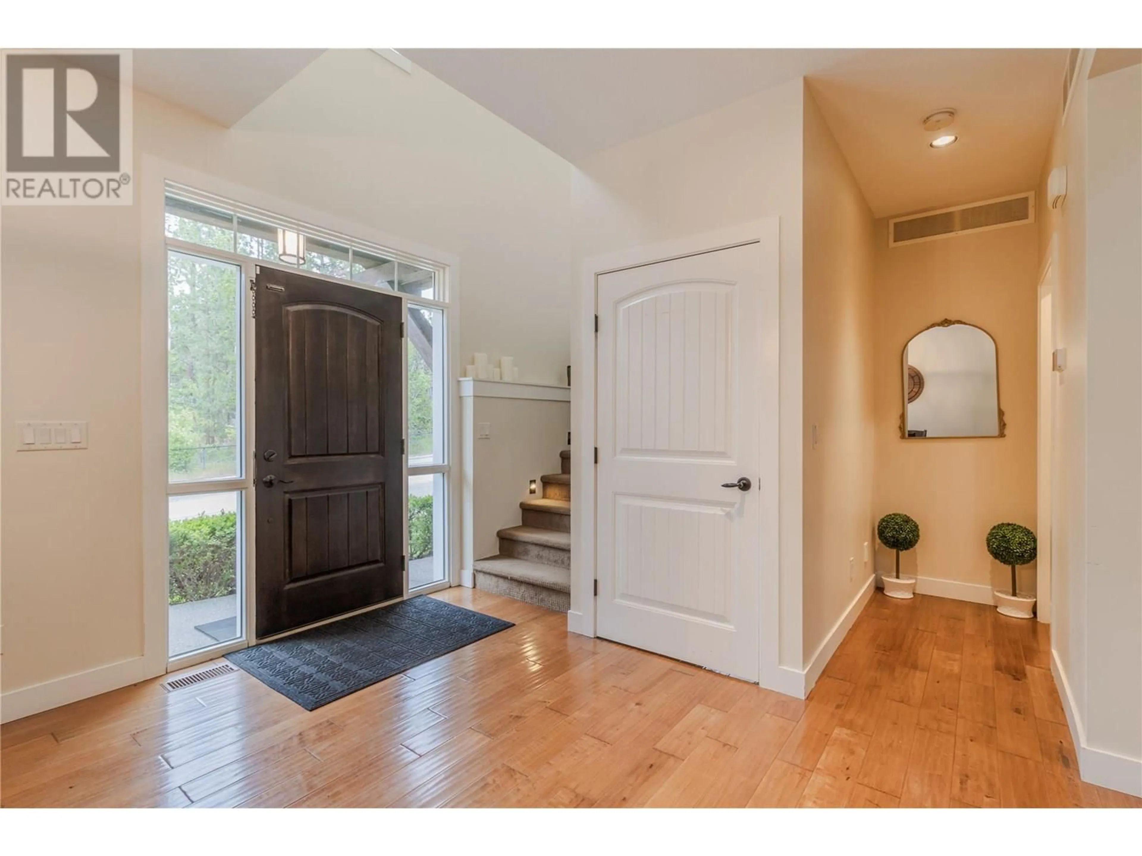Indoor entryway for 4810 GORDON DRIVE, Kelowna British Columbia V1W4P3