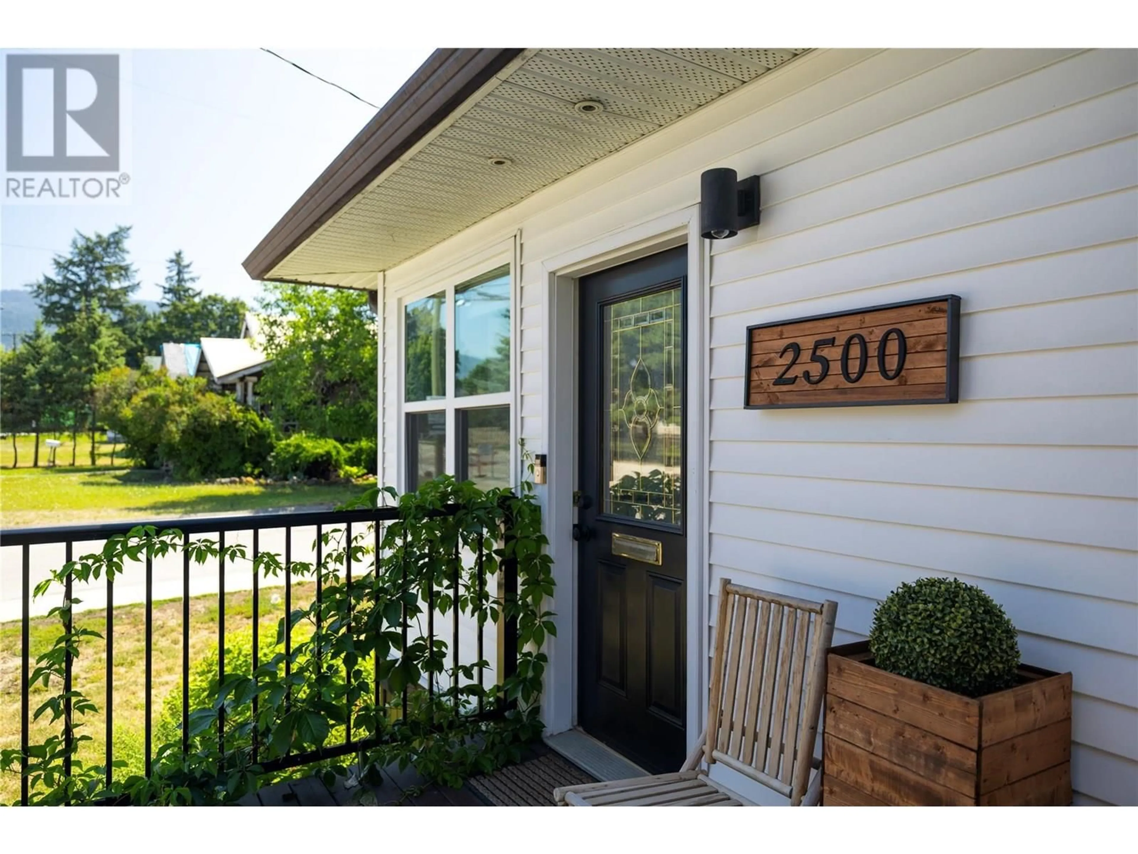 Indoor entryway for 2500 39 AVENUE, Vernon British Columbia V1T3B5