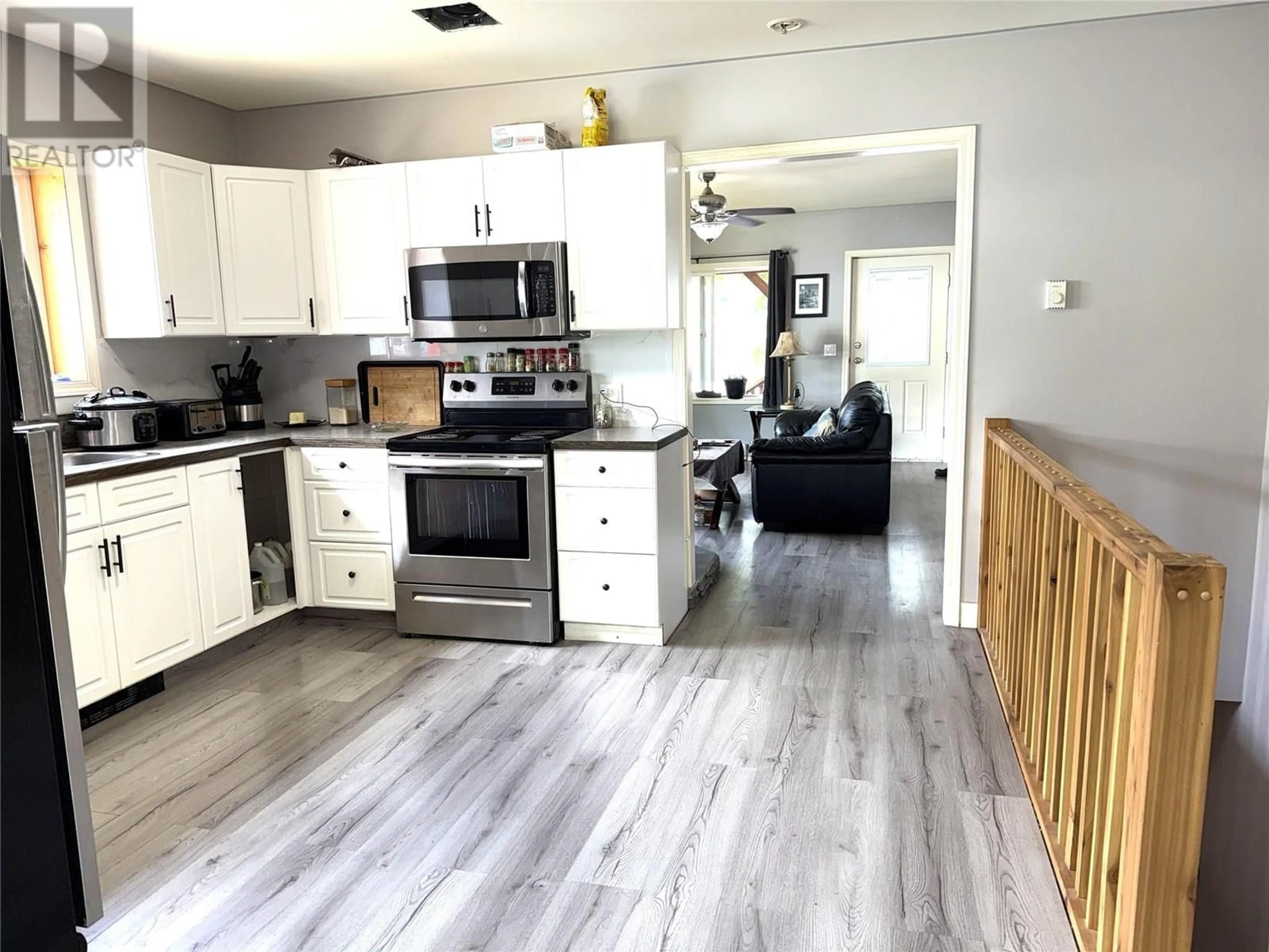Open concept kitchen, wood/laminate floor for 408 SAYWARD AVENUE, Salmo British Columbia V0G1Z0