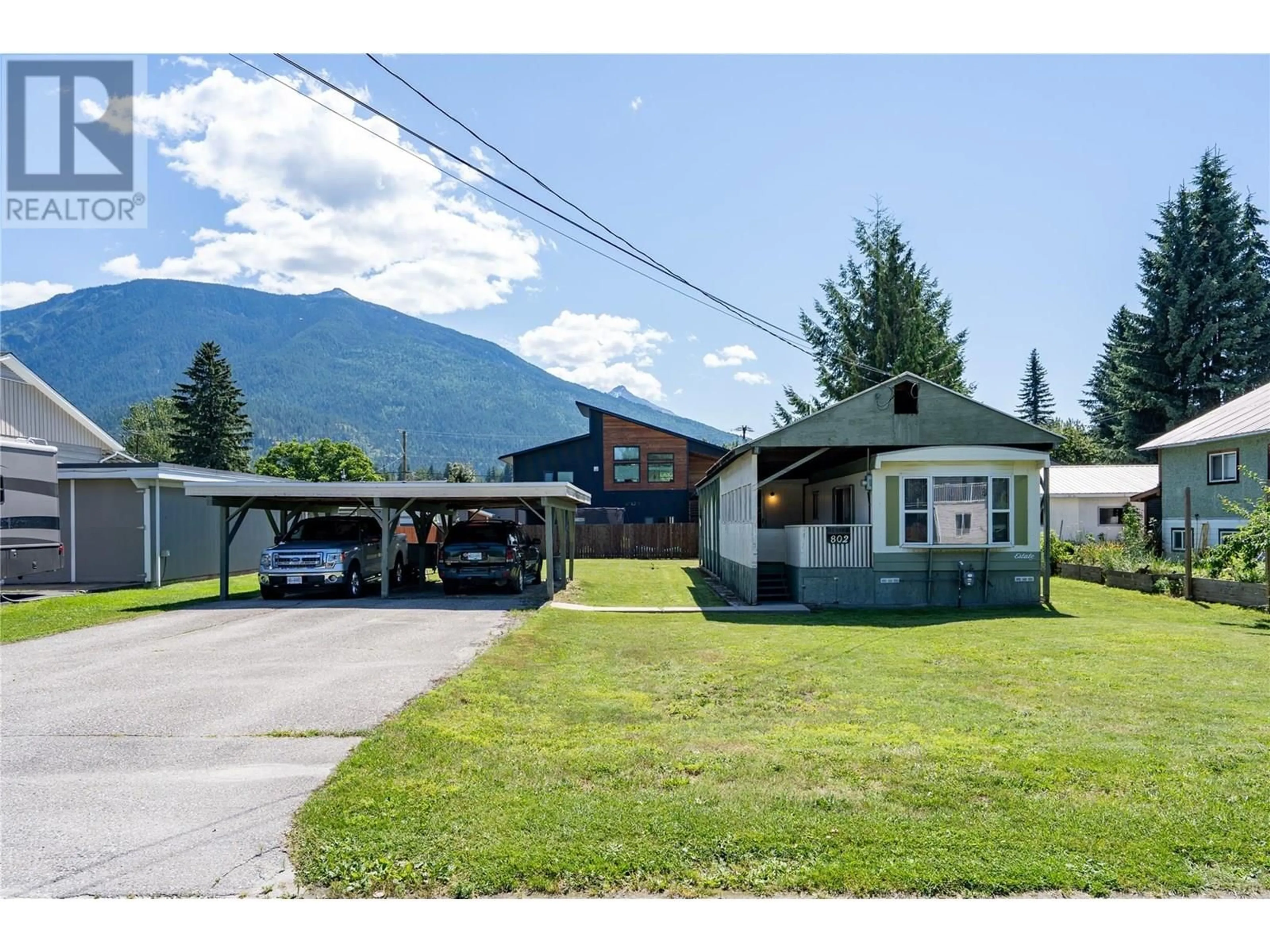 A pic from outside/outdoor area/front of a property/back of a property/a pic from drone, mountain view for 802 CENTER STREET, Revelstoke British Columbia V0E2S0