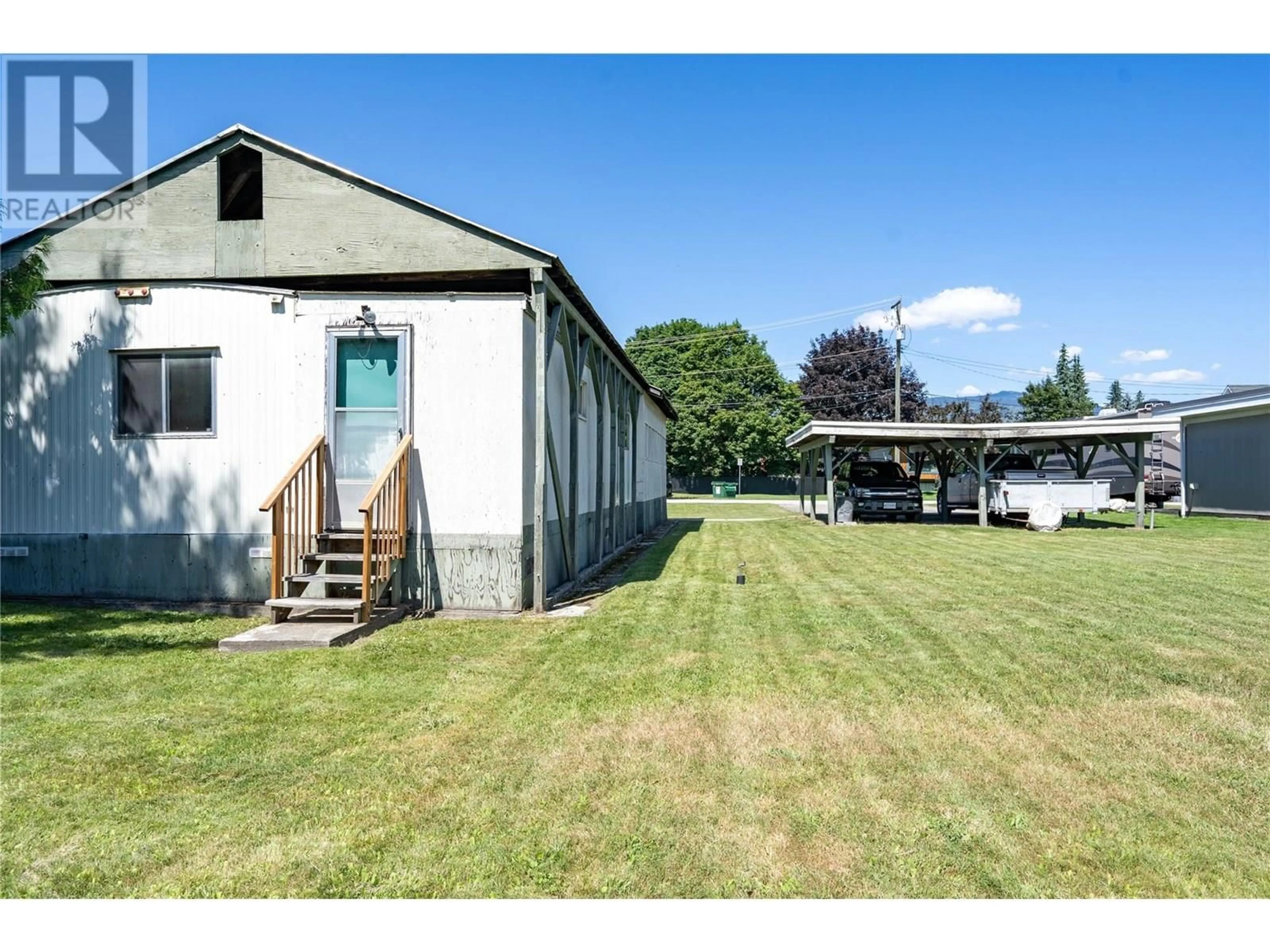 A pic from outside/outdoor area/front of a property/back of a property/a pic from drone, building for 802 CENTER STREET, Revelstoke British Columbia V0E2S0