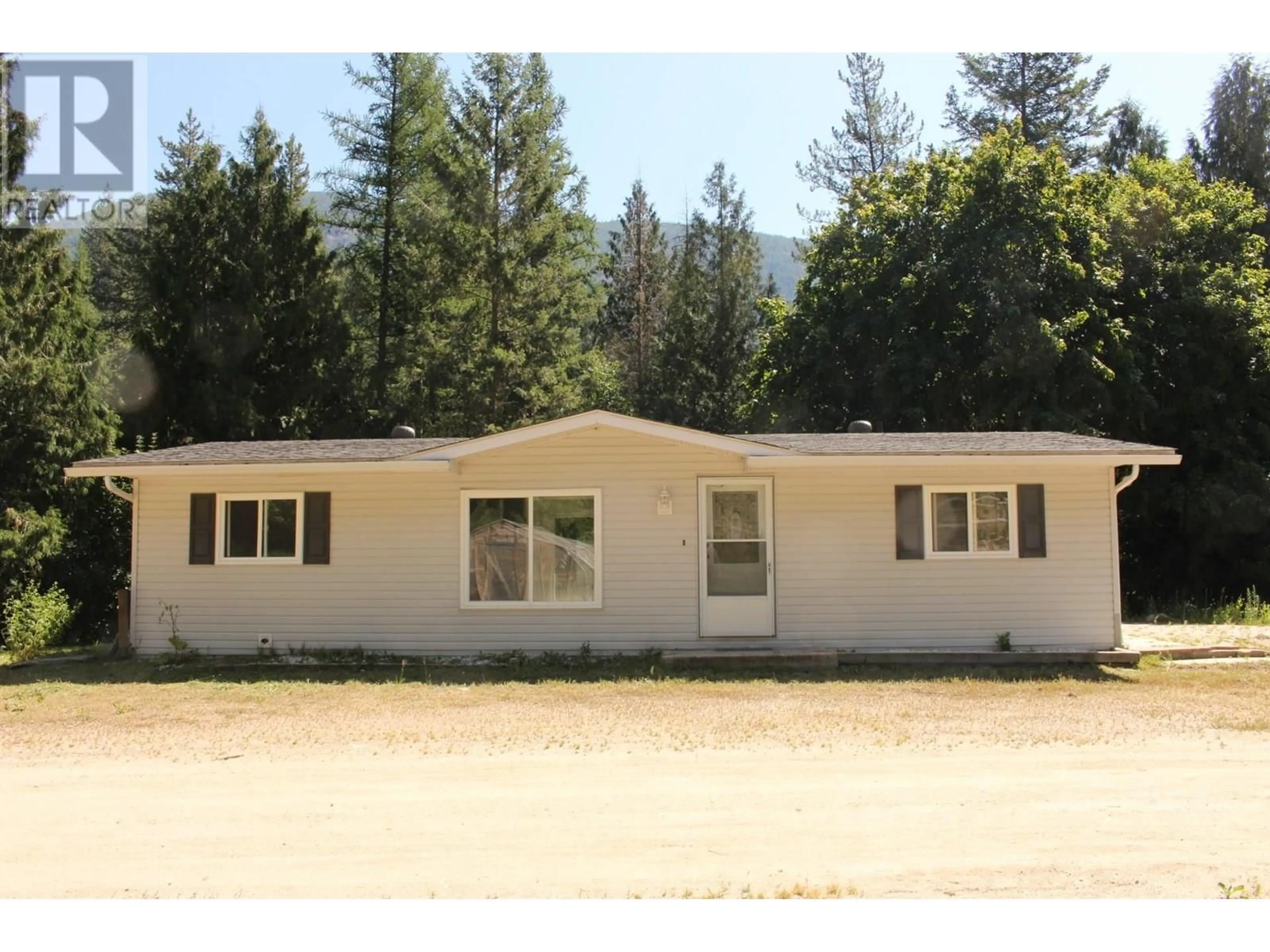 Home with vinyl exterior material, building for 1531 MOUNTAIN RIDGE ROAD, Robson British Columbia V1N4S2
