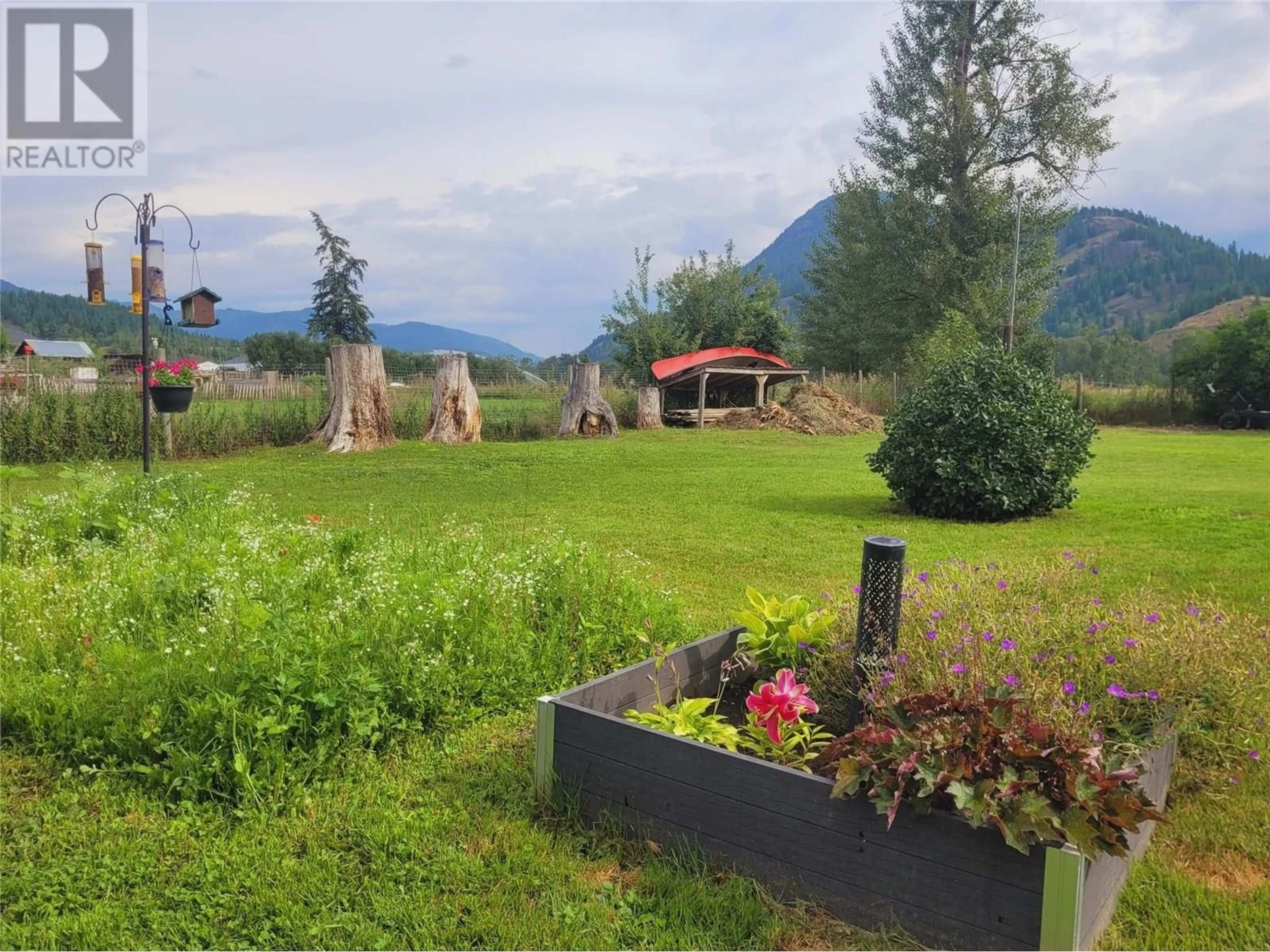 Patio, mountain view for 177 24 HIGHWAY, Little Fort British Columbia V0E2C0