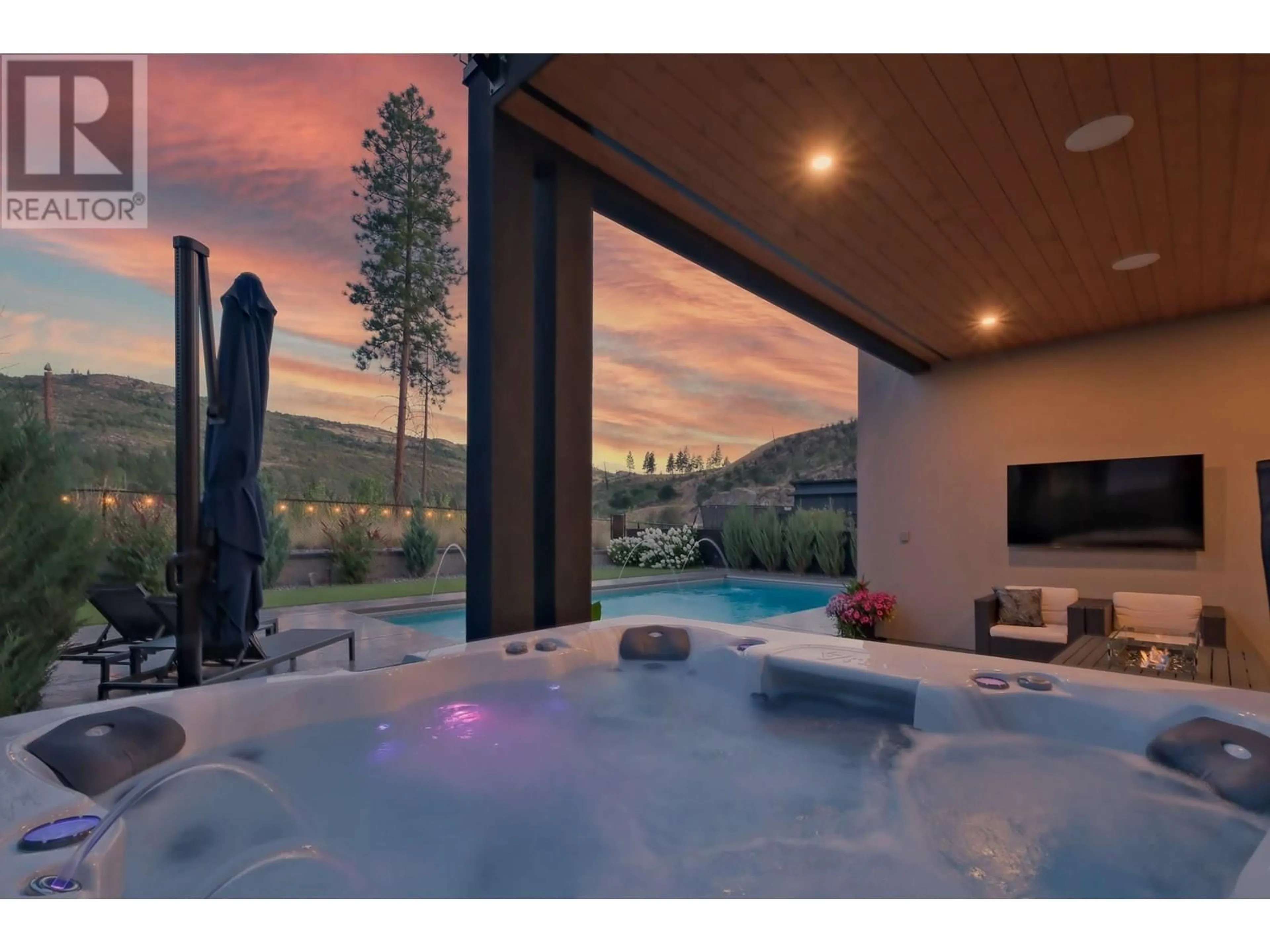 Contemporary bathroom, ceramic/tile floor for 1277 JACK SMITH ROAD, Kelowna British Columbia V1W5N1