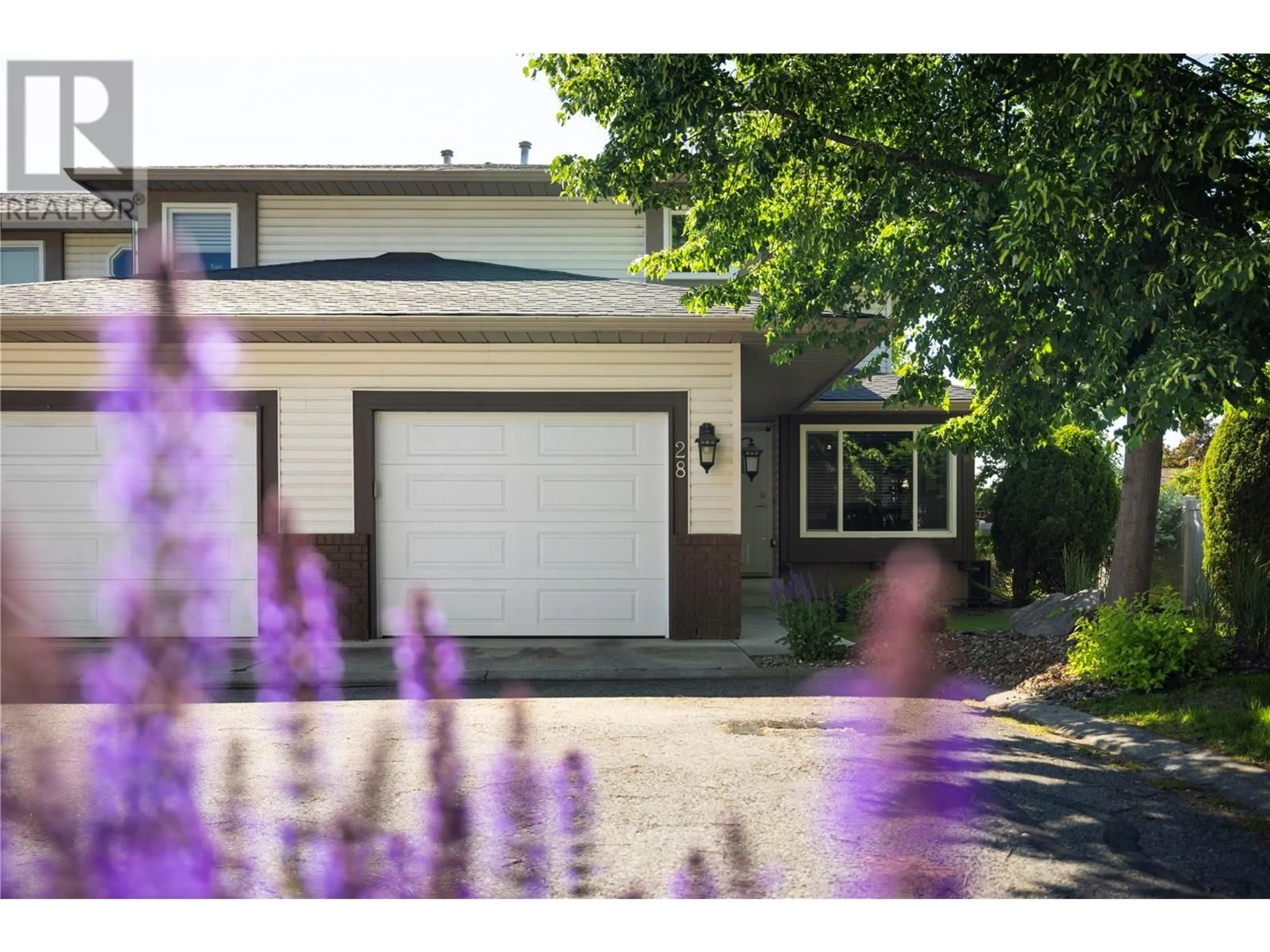 Home with vinyl exterior material, street for 28 - 1853 EDGEHILL AVENUE, Kelowna British Columbia V1V1X8