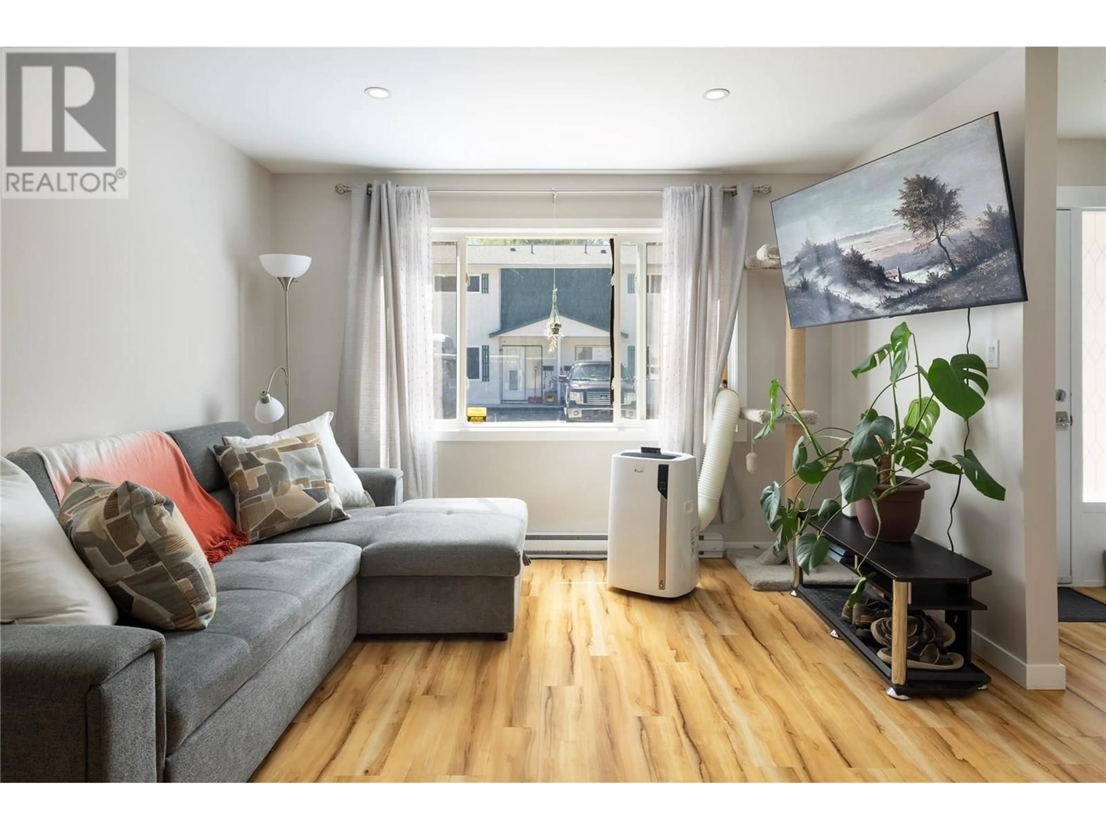 Living room with furniture, wood/laminate floor for 17 - 2310 36 STREET, Vernon British Columbia V1T6W2