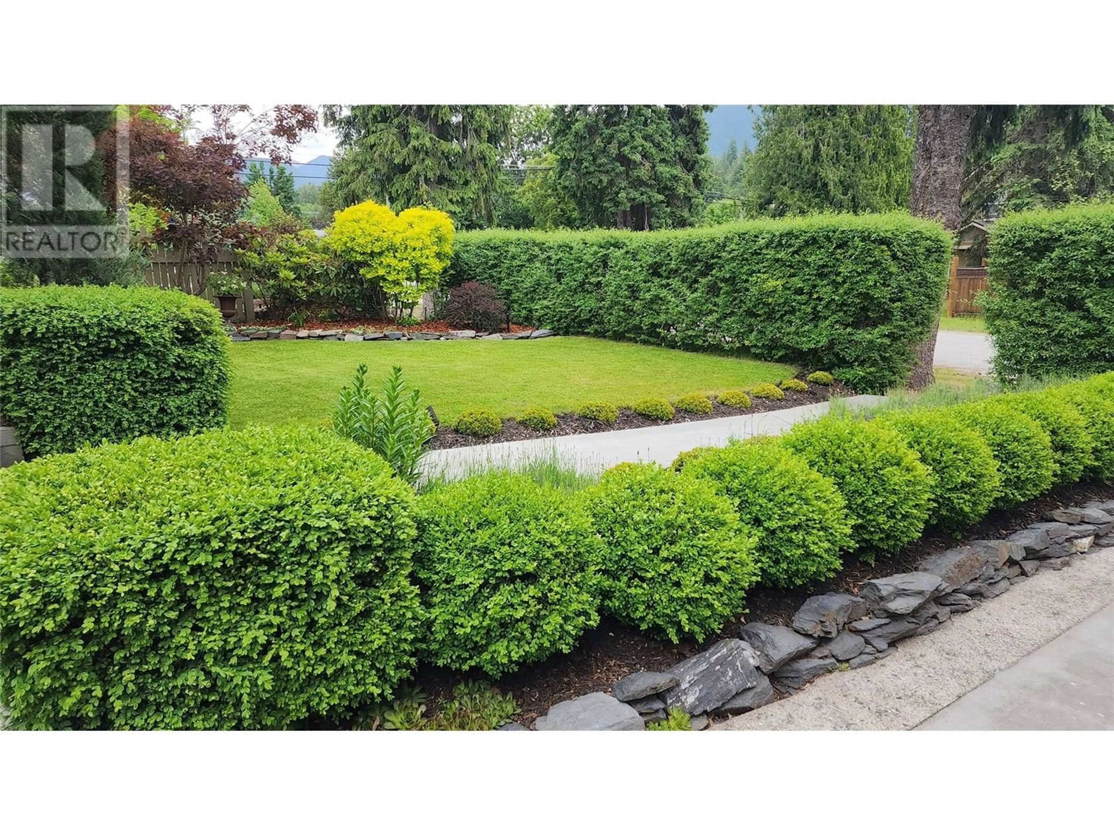 A pic from outside/outdoor area/front of a property/back of a property/a pic from drone, street for 92 2ND AVENUE NORTHWEST, Nakusp British Columbia V0G1R0