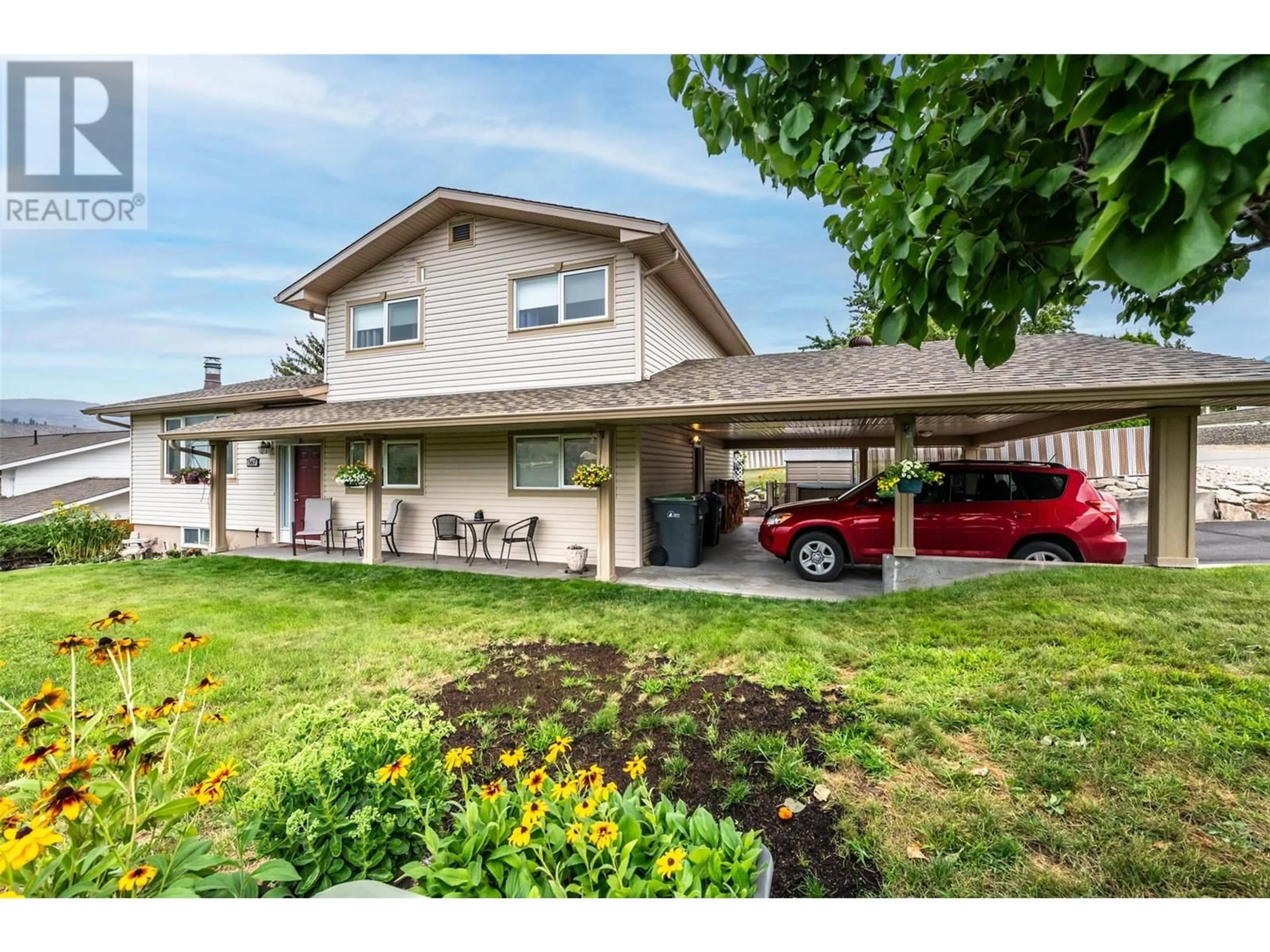 Home with vinyl exterior material, street for 567 LAKEVIEW PLACE, Oliver British Columbia V0H1T4