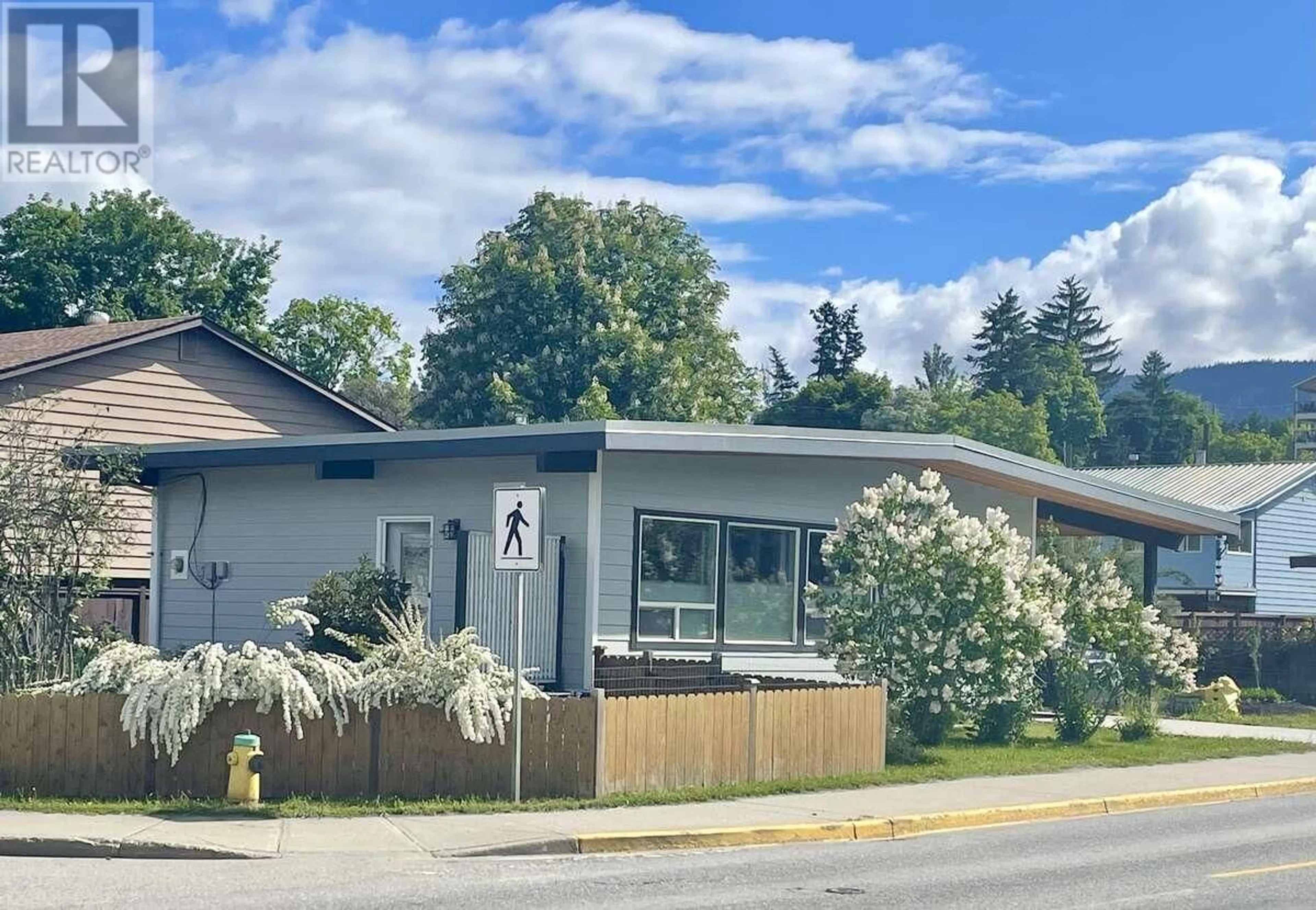 Home with vinyl exterior material, street for 121 5 AVENUE SOUTHEAST, Salmon Arm British Columbia V1E4H4
