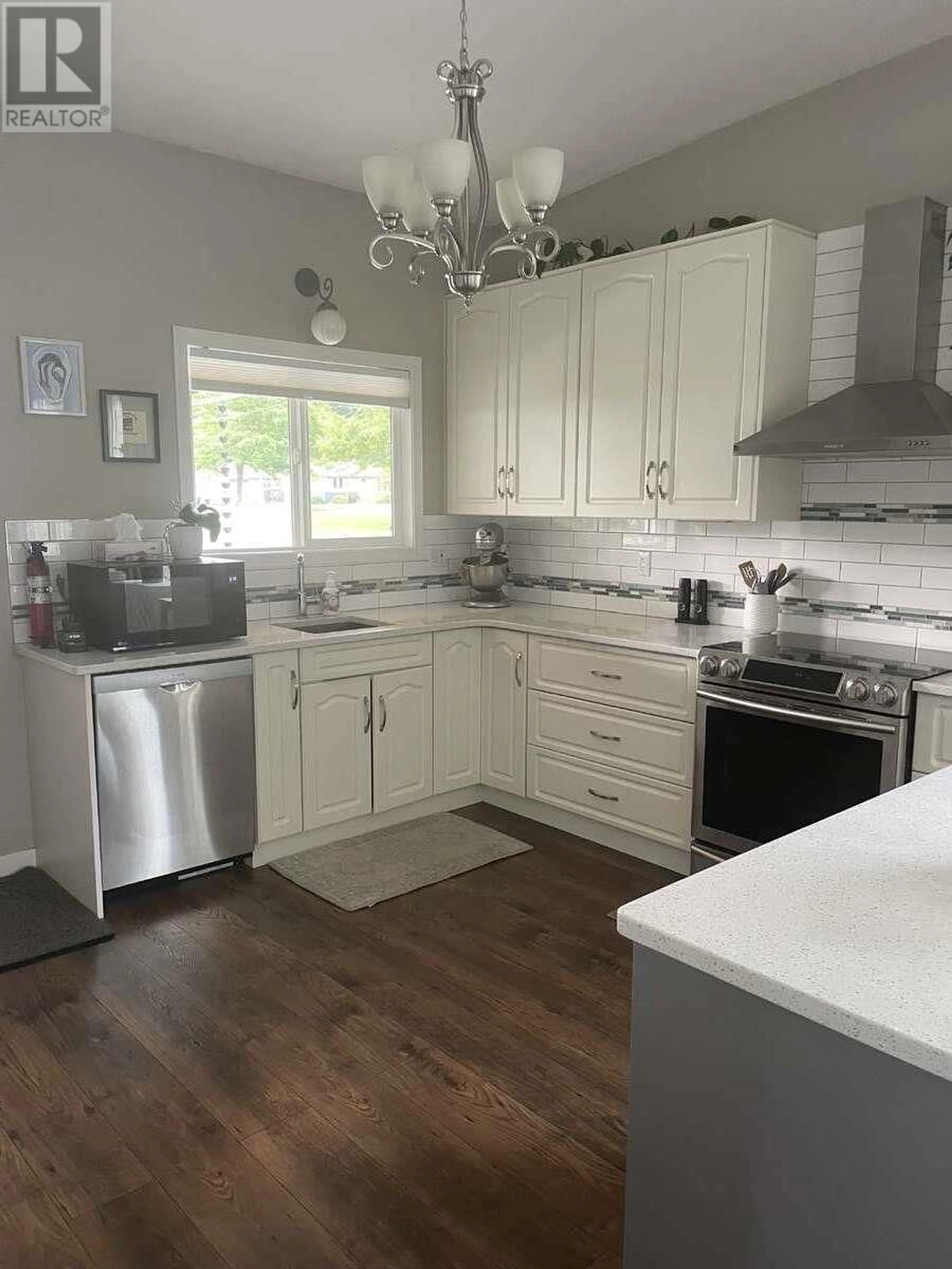 Open concept kitchen, unknown for 121 5 AVENUE SOUTHEAST, Salmon Arm British Columbia V1E4H4