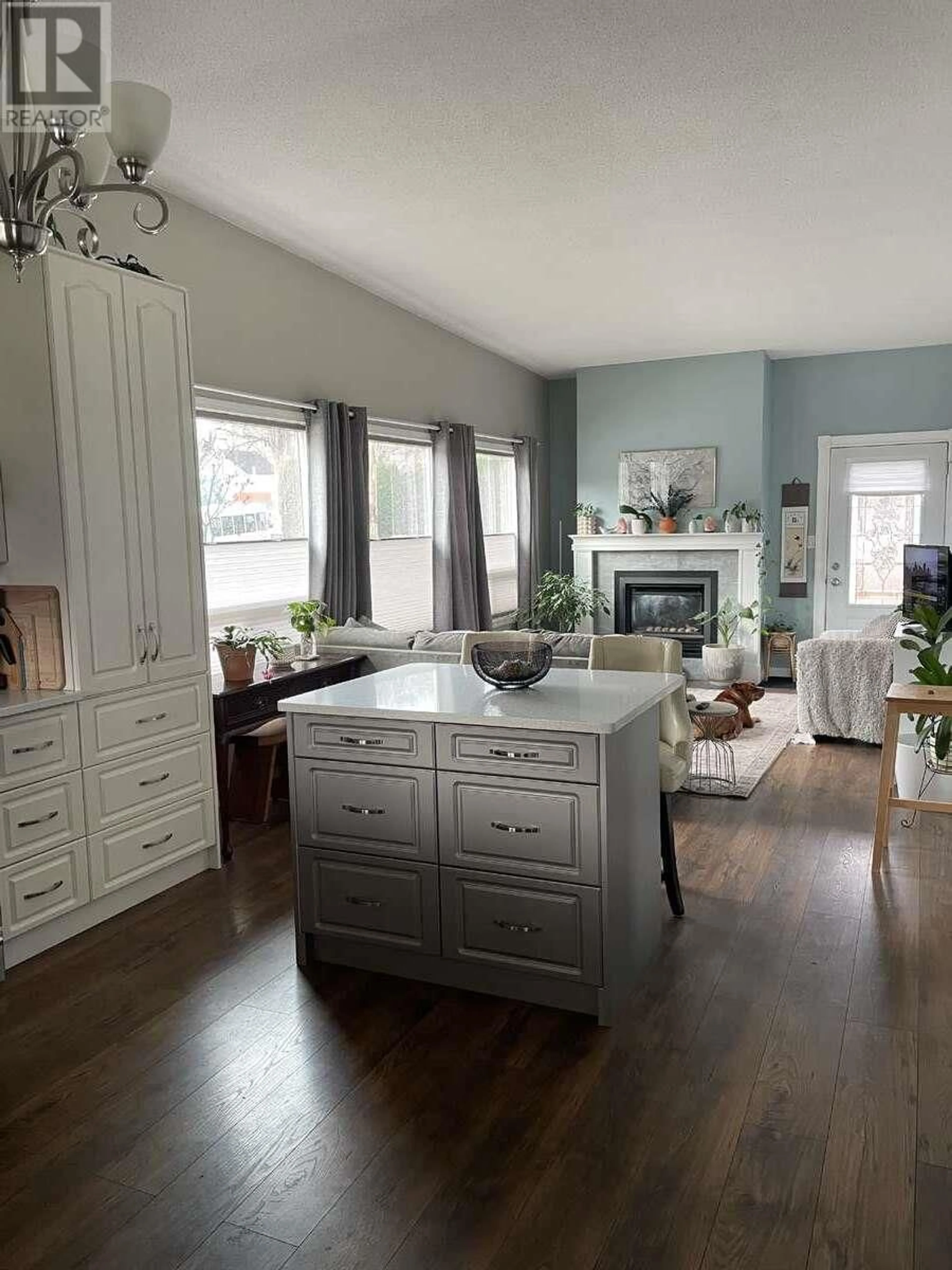 Open concept kitchen, unknown for 121 5 AVENUE SOUTHEAST, Salmon Arm British Columbia V1E4H4