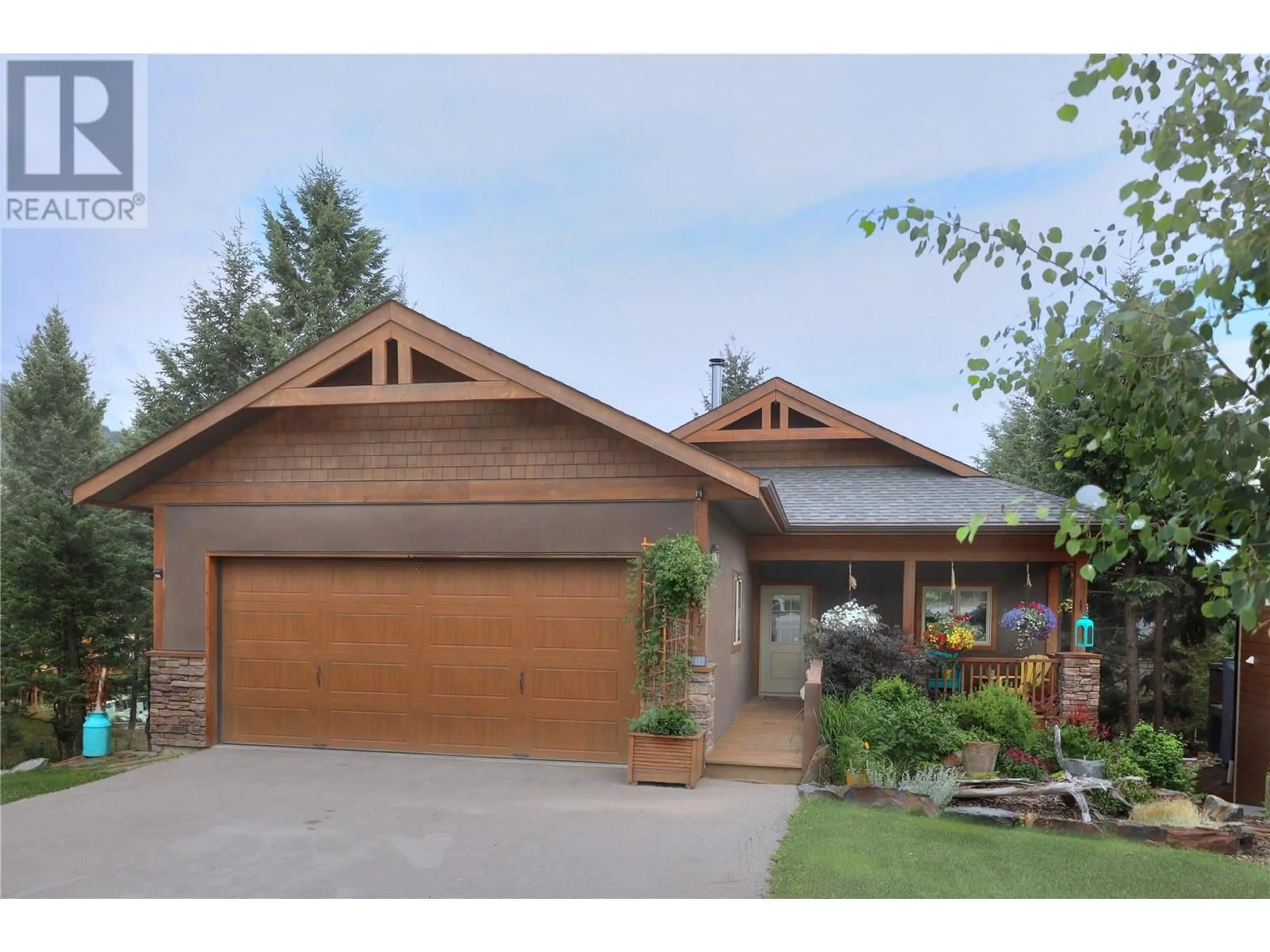 Home with vinyl exterior material, street for 917 COPPER POINT WAY, Windermere British Columbia V0A1K3