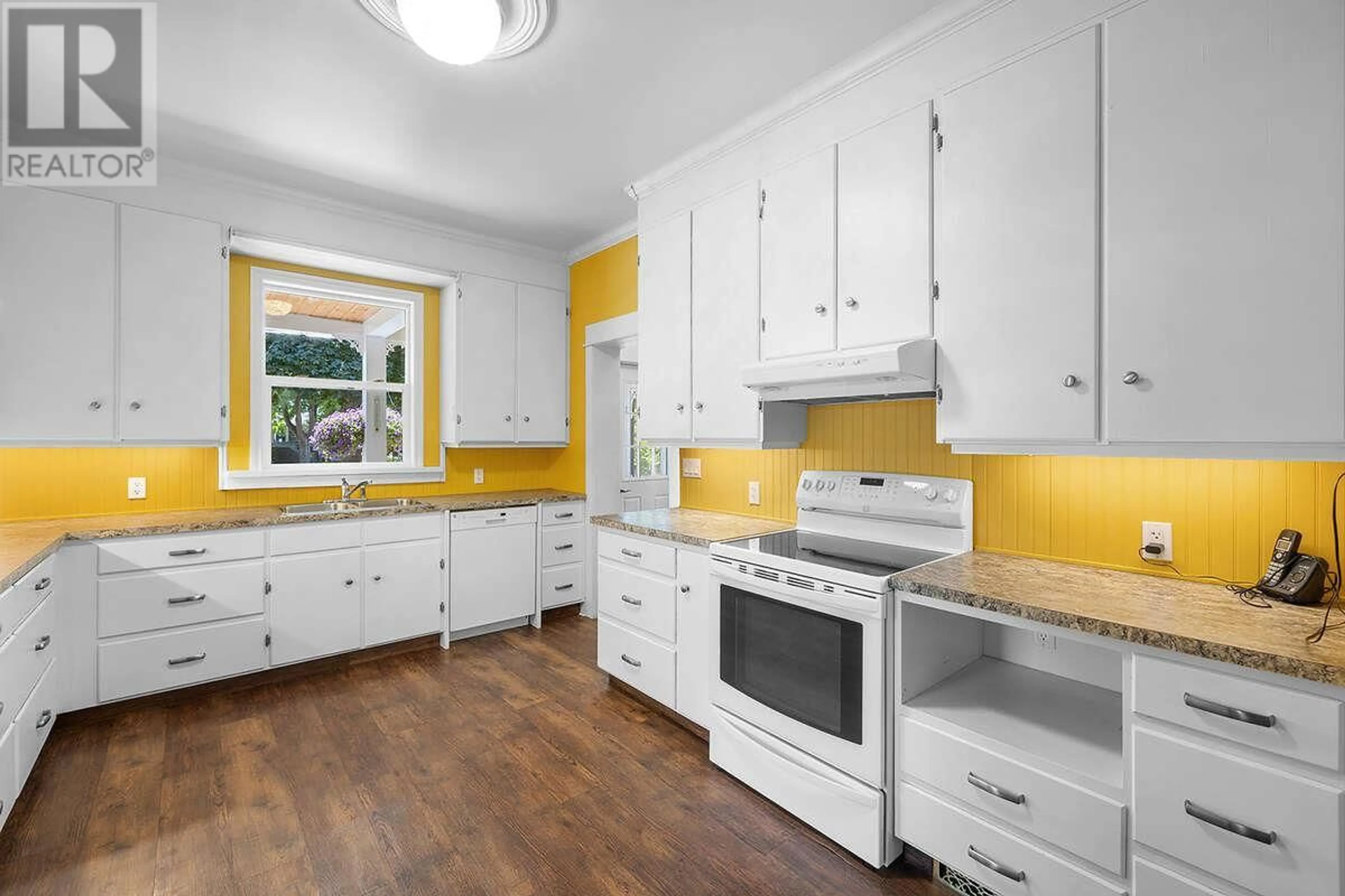 Standard kitchen, ceramic/tile floor for 434 11TH AVENUE NORTH, Creston British Columbia V0B1G0