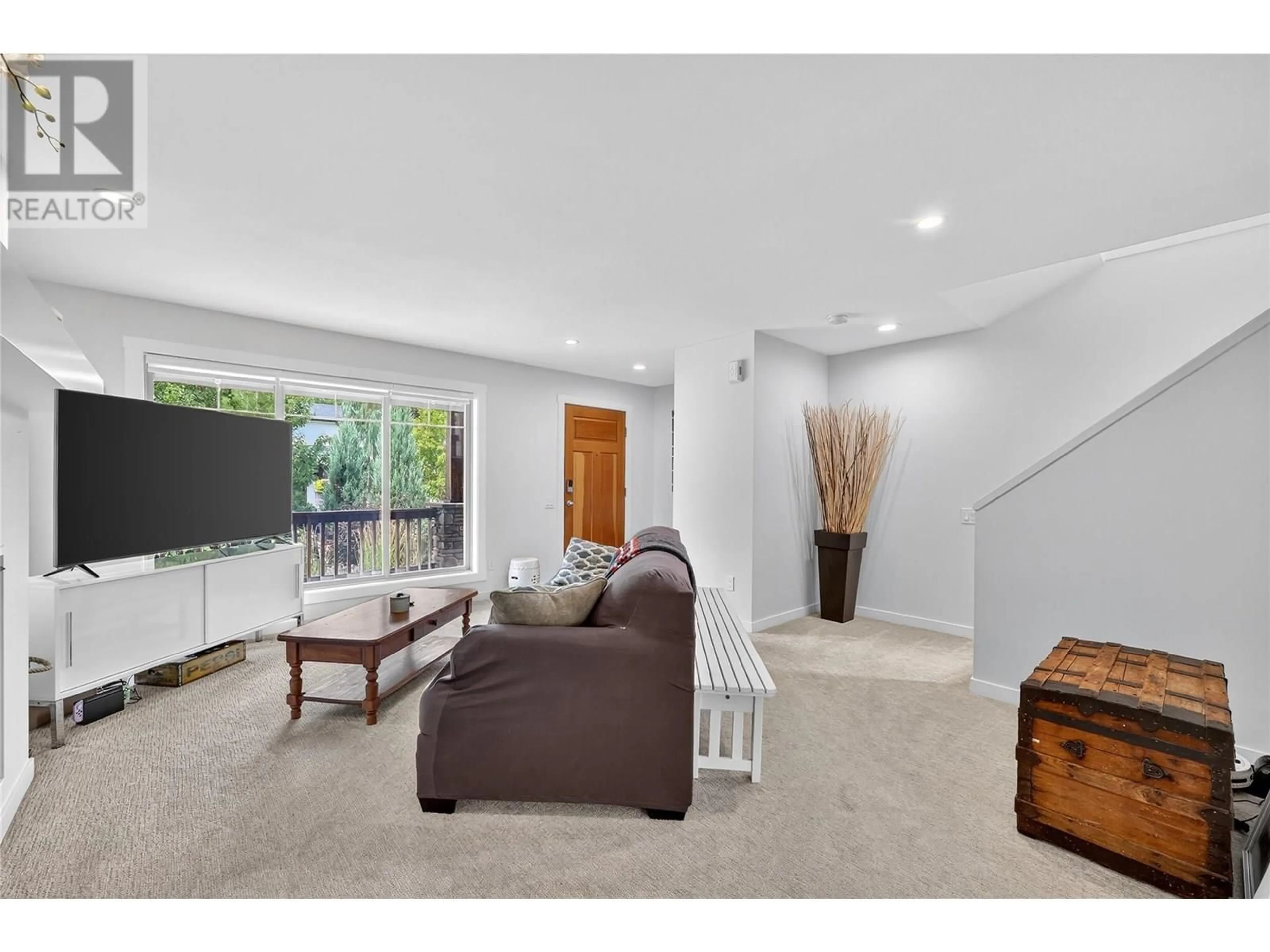 Living room with furniture, unknown for 982 PARET CRESCENT, Kelowna British Columbia V1W4X9