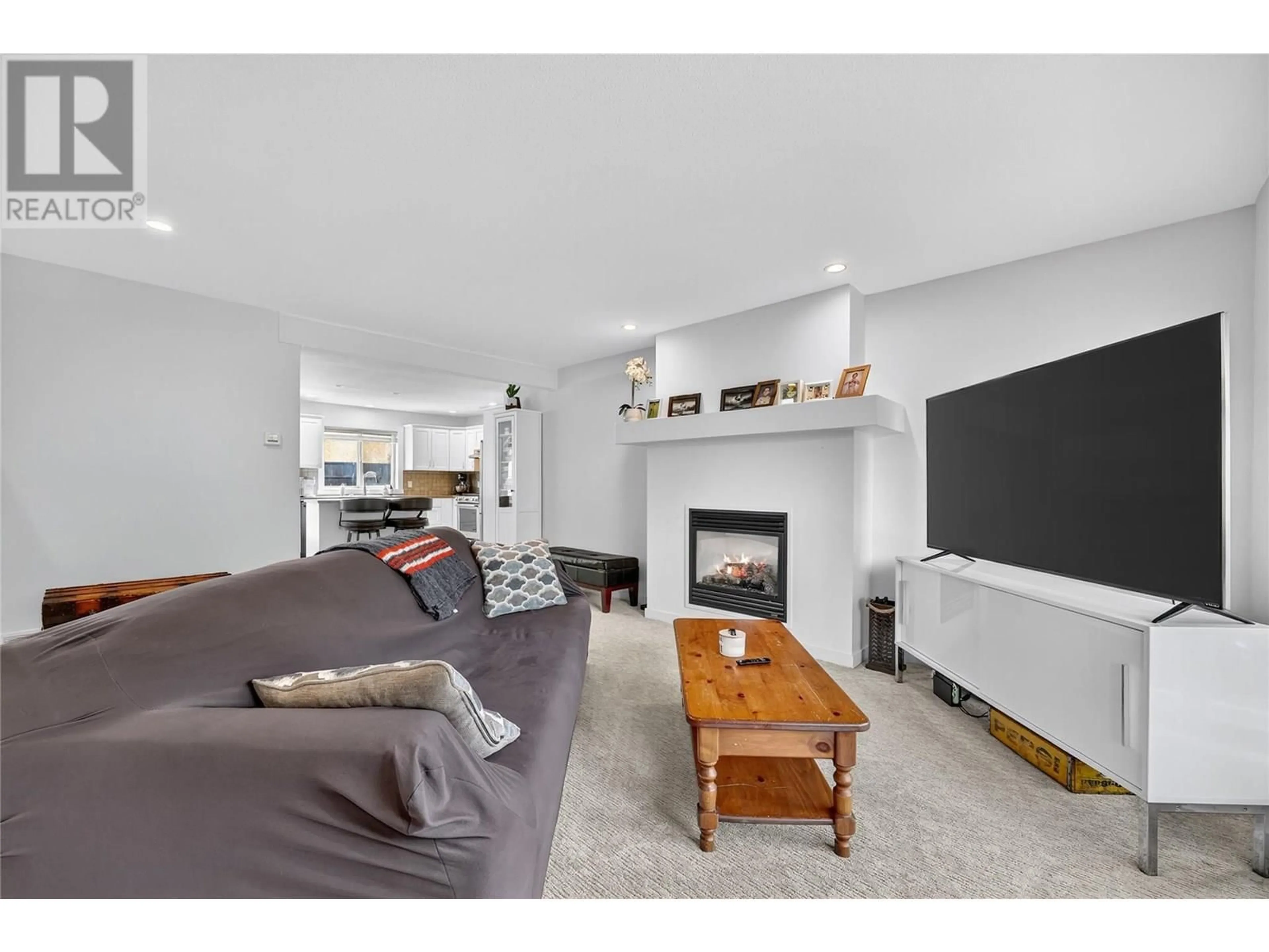 Living room with furniture, unknown for 982 PARET CRESCENT, Kelowna British Columbia V1W4X9