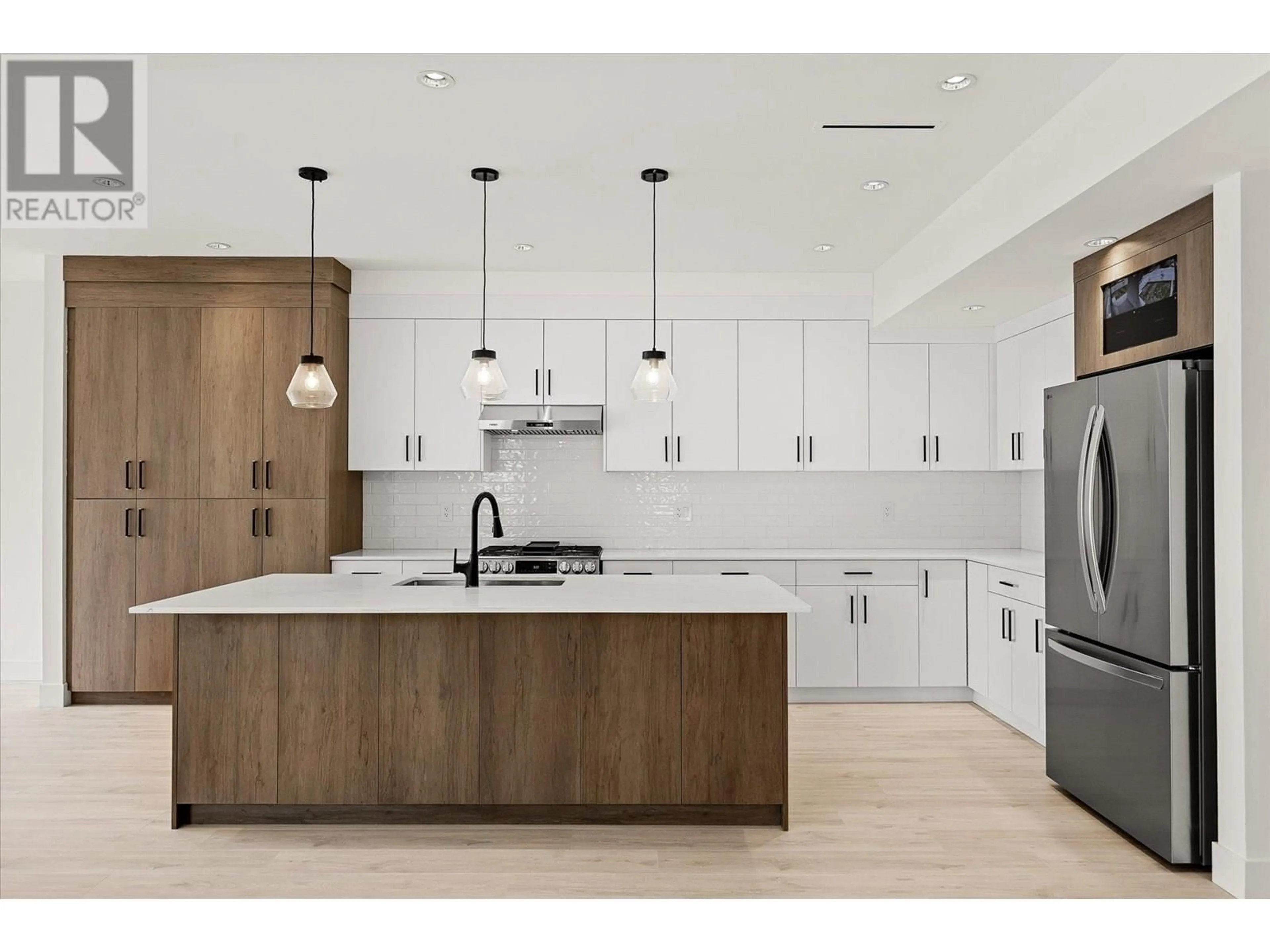 Contemporary kitchen, unknown for 1 - 840 GRENFELL AVENUE, Kelowna British Columbia V1Y5J4