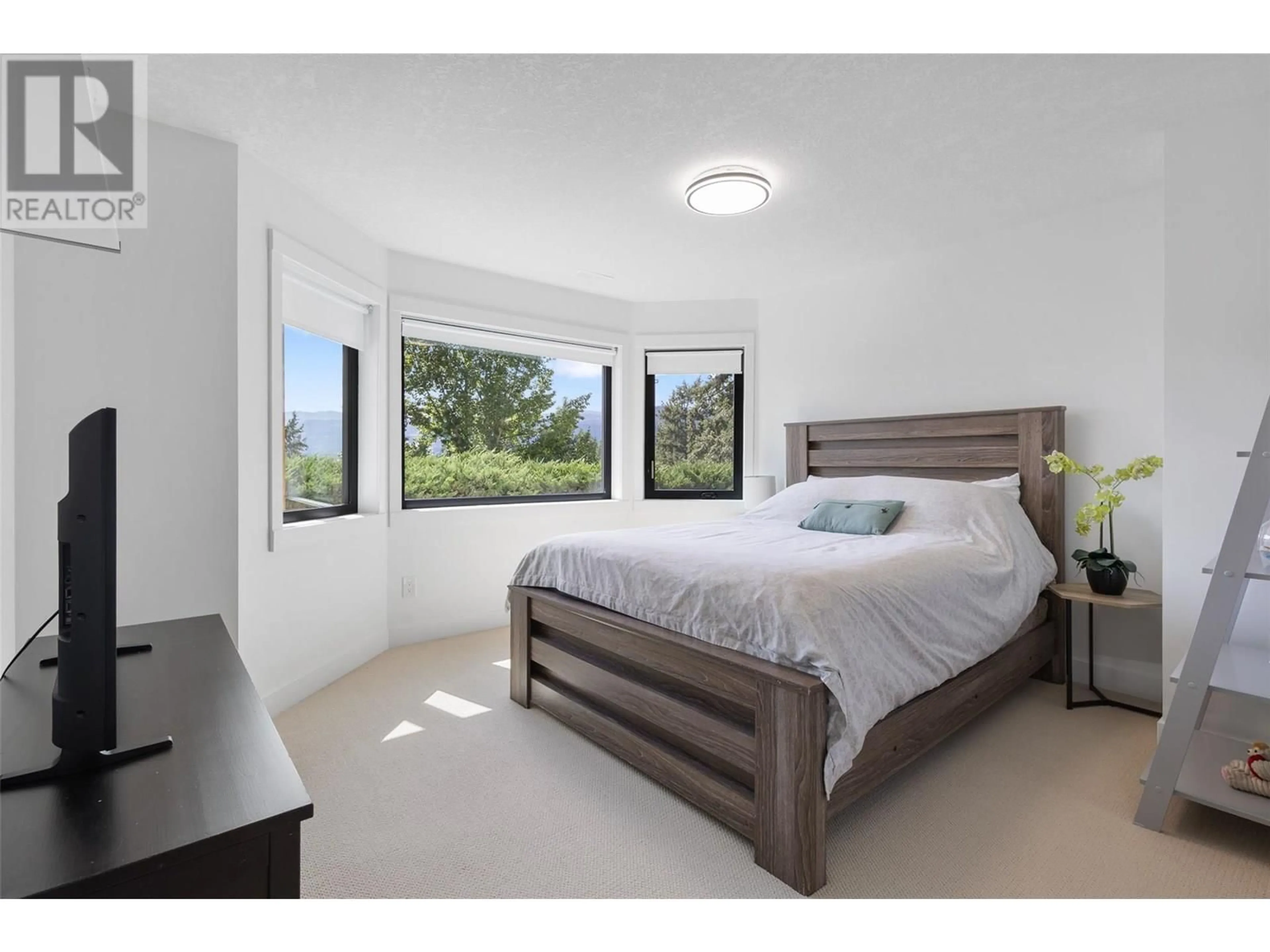 Bedroom with bed, unknown for 133 GOLDCLAIM ROAD, Vernon British Columbia V1H1H2