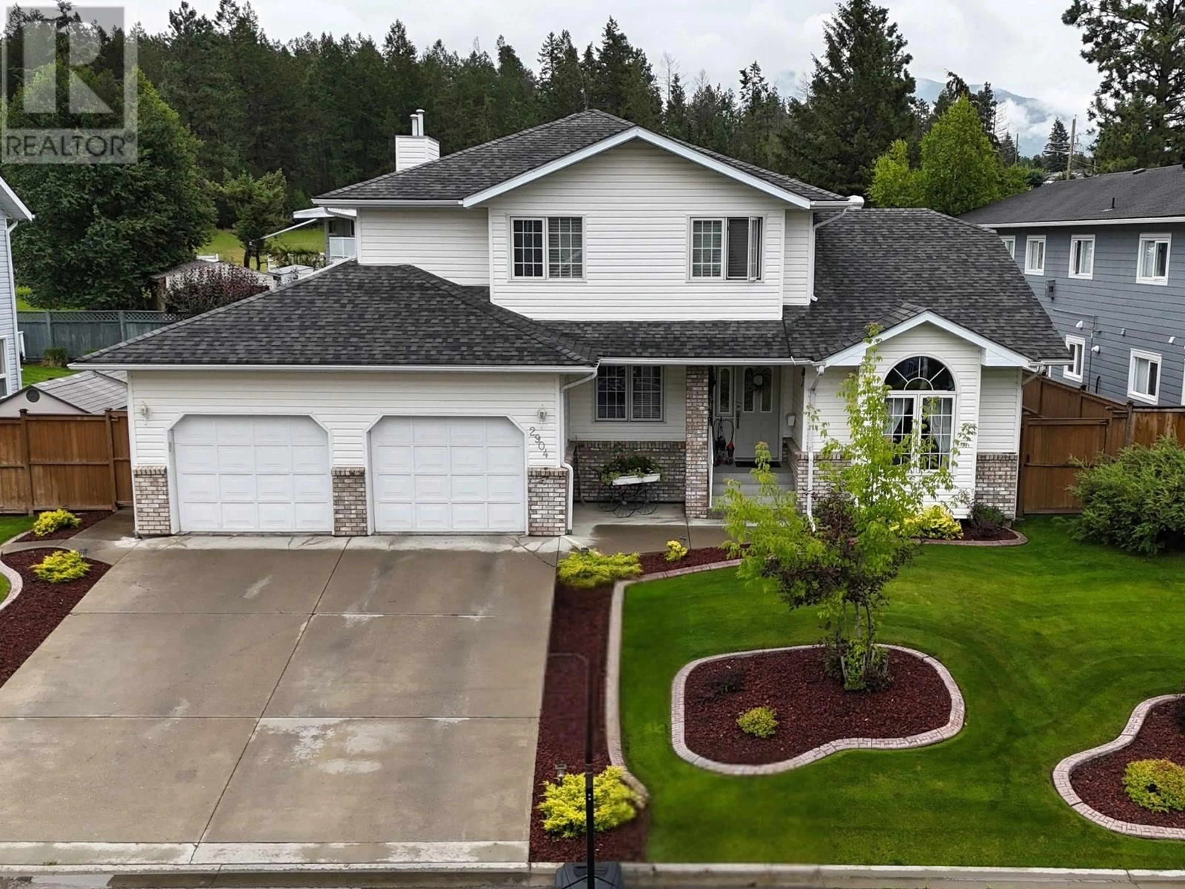 A pic from outside/outdoor area/front of a property/back of a property/a pic from drone, street for 2904 EDGEWOOD DRIVE, Cranbrook British Columbia V1C6C9